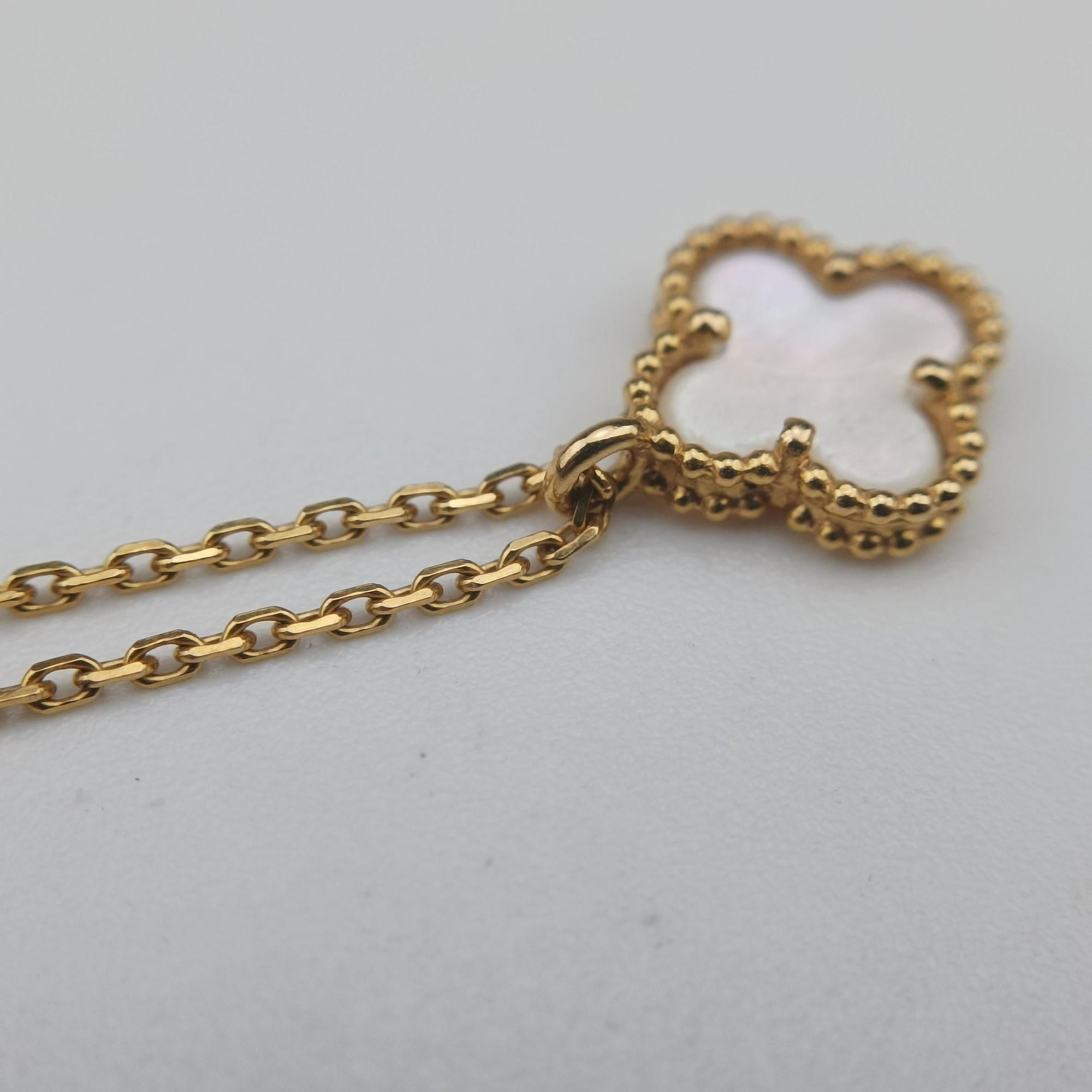 Sweet Alhambra Golden×White AU750 ARF69100 JA307694スイート アルハンブラ ゴールド×ホワイト AU750 ARF69100 JA307694