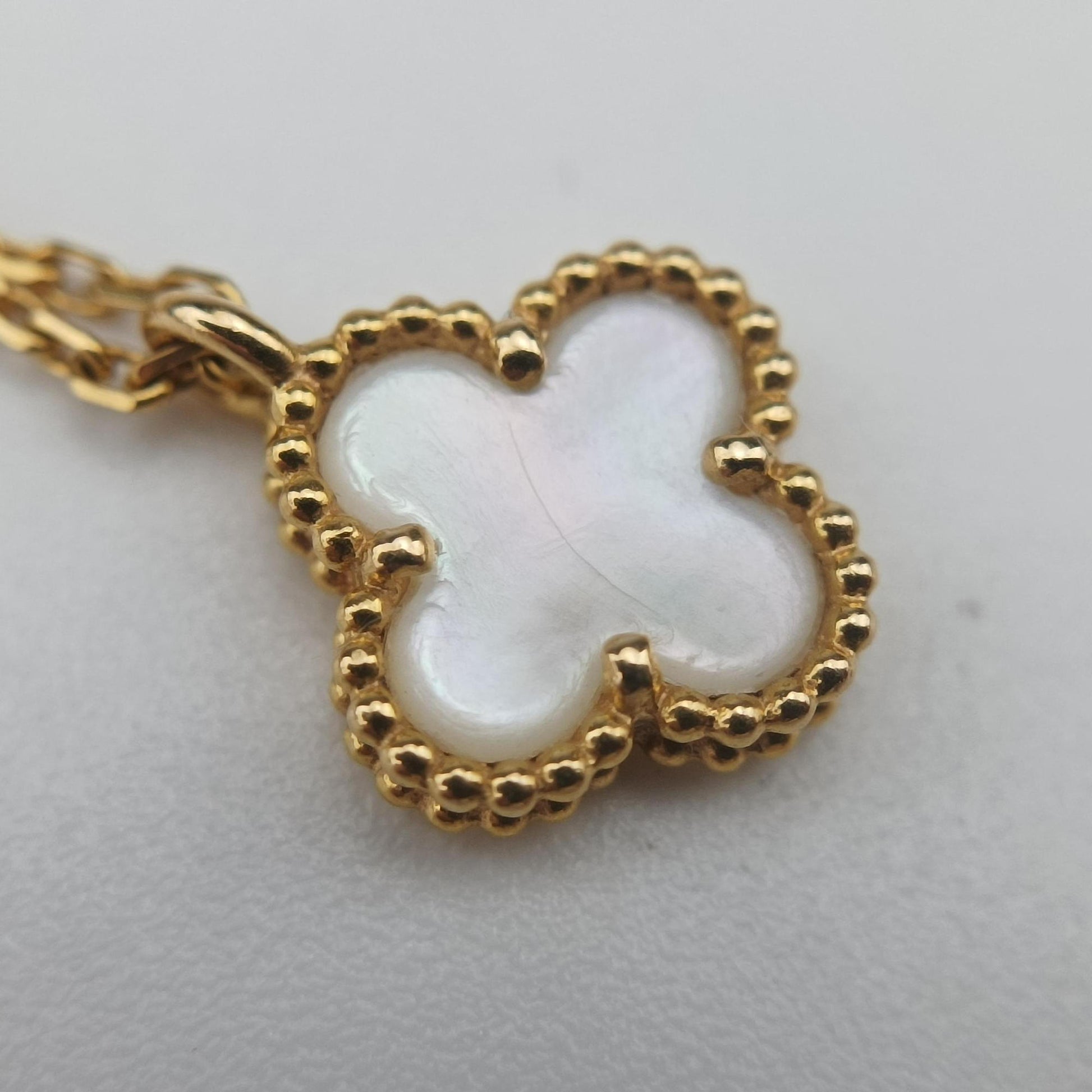 Sweet Alhambra Golden×White AU750 ARF69100 JA307694スイート アルハンブラ ゴールド×ホワイト AU750 ARF69100 JA307694