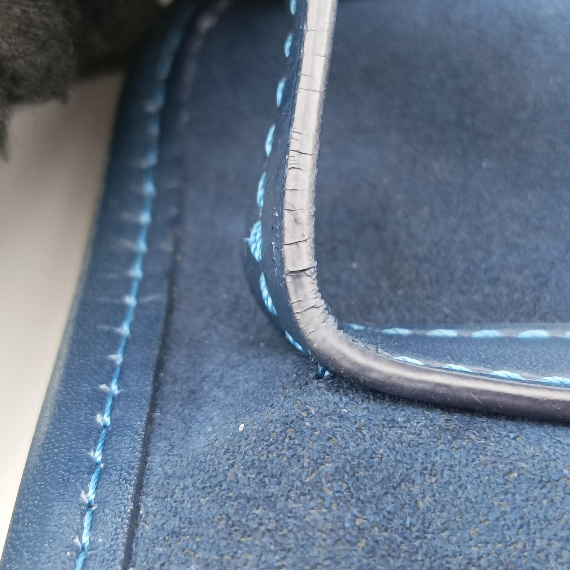 Downtown BB Messenger Blue Azur Epi ×leather M53497 FO1118ダウンタウン BB メッセンジャー  ブルーアズール エピ×レザー M53497 FO1118