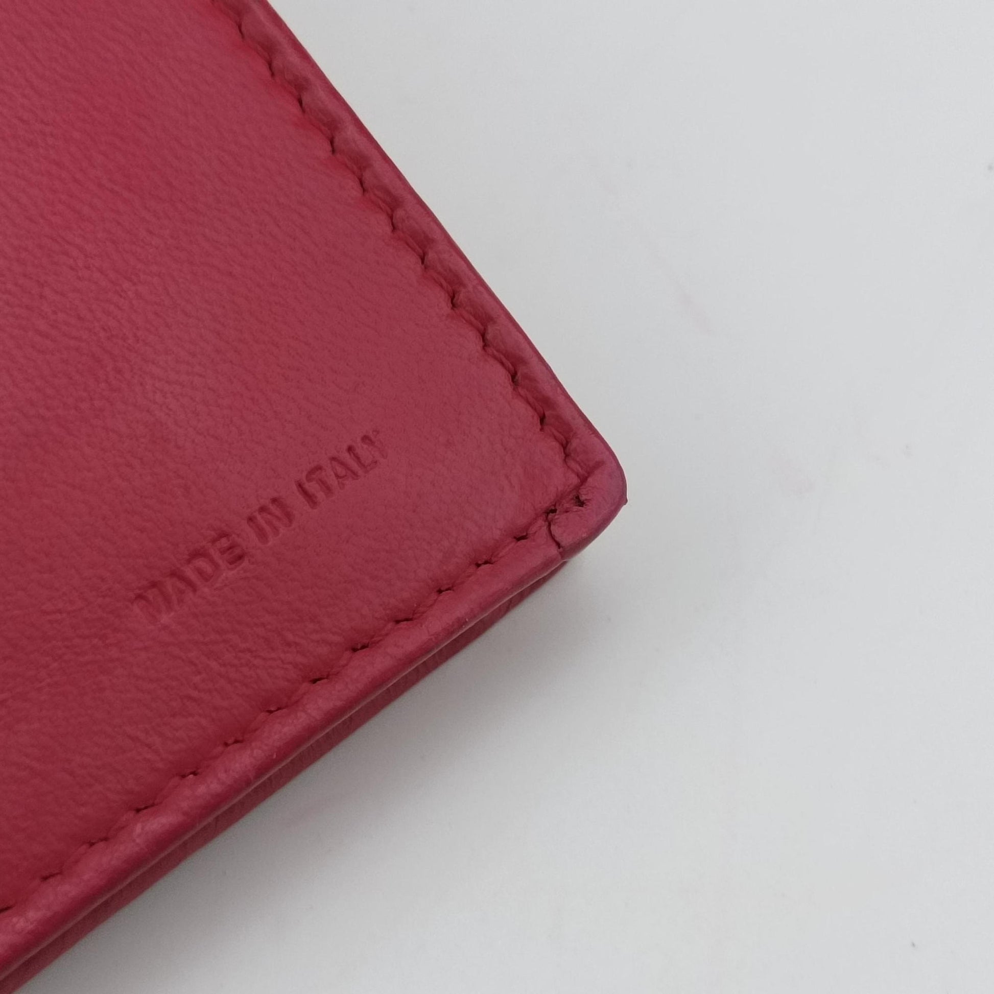 Logo Embossed Rose Leather 8M0219 2401.8M0219-YMY-089ロゴ エンボス ローズ レッド レザー 8M0219 2401.8M0219-YMY-089