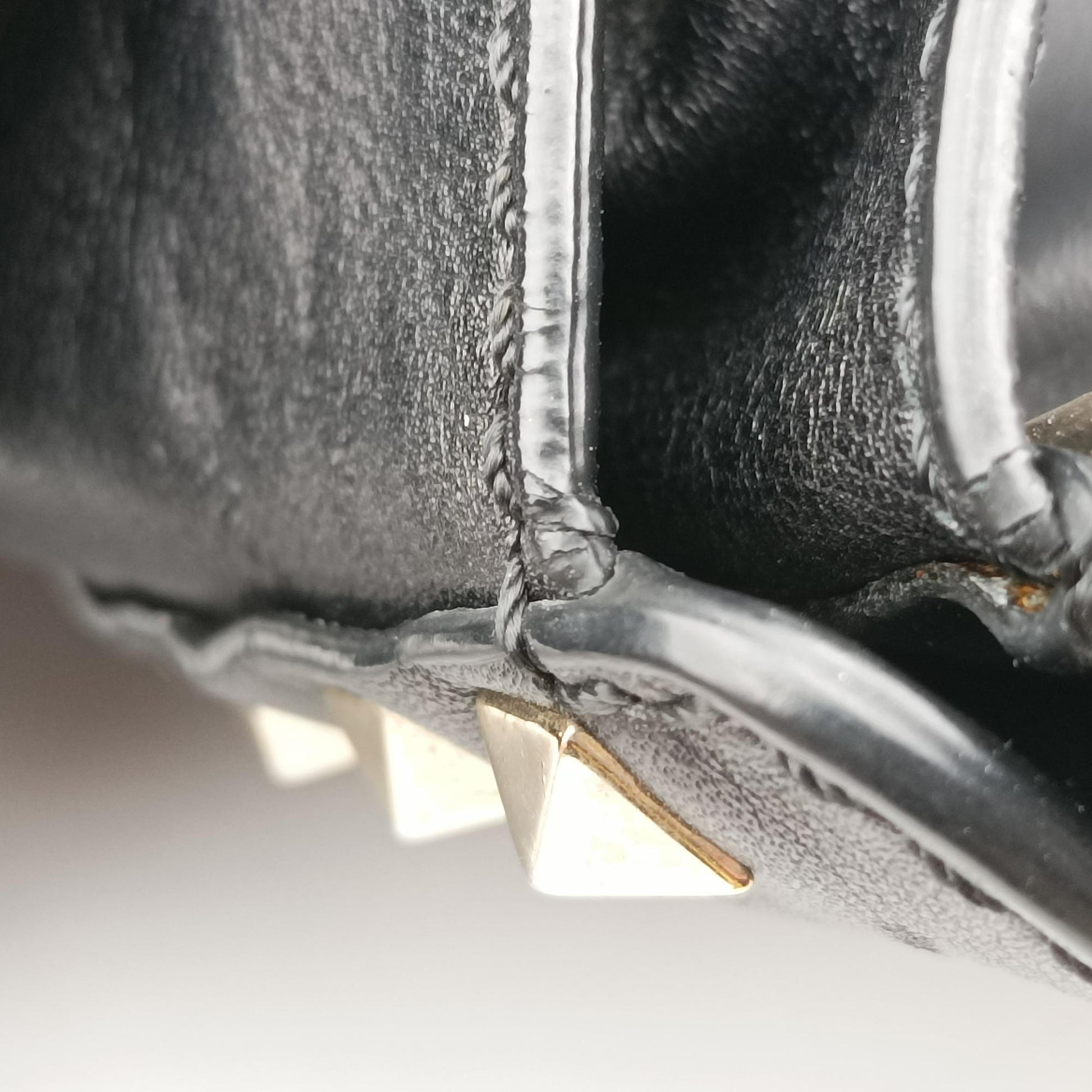 Rockstud Black Leather BS-E037BOL1ロックスタッズ ブラック レザー BS-E037BOL1