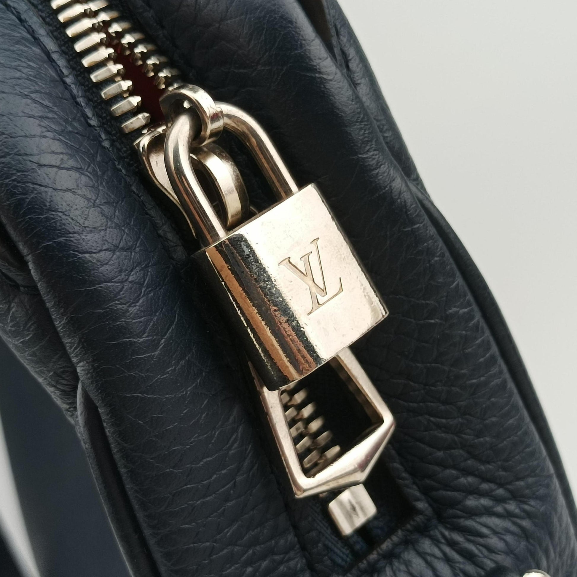 Armand Briefcase MM Navy Taurillon leather M54380 UB4157アルマンド ブリーフケース MM ネイビー トリヨンレザー M54380 UB4157