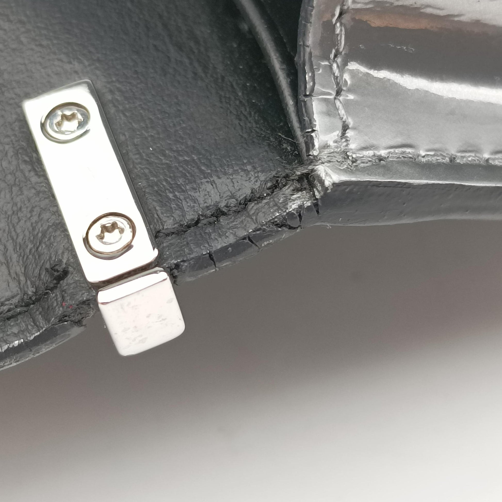 Chain Pouch Nube Spazzolato Leather  181 Eチェーン ポーチ ヌーベ  ブラッシュドレザー 181 E