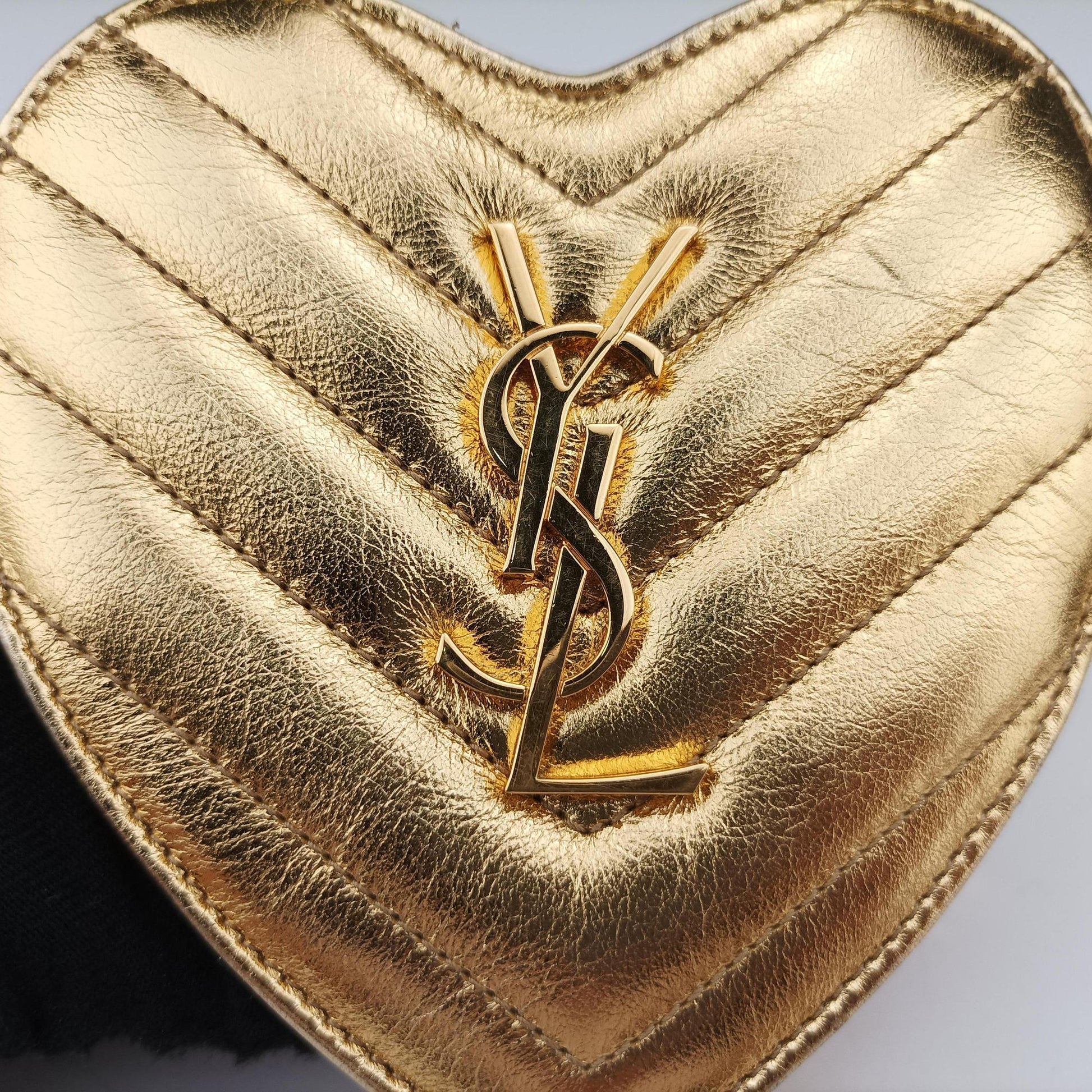 Love heart V stitch Golden Leather 448050 VLR448050.0616ラブハート Vステッチ ゴールド レザー 448050 VLR448050.0616