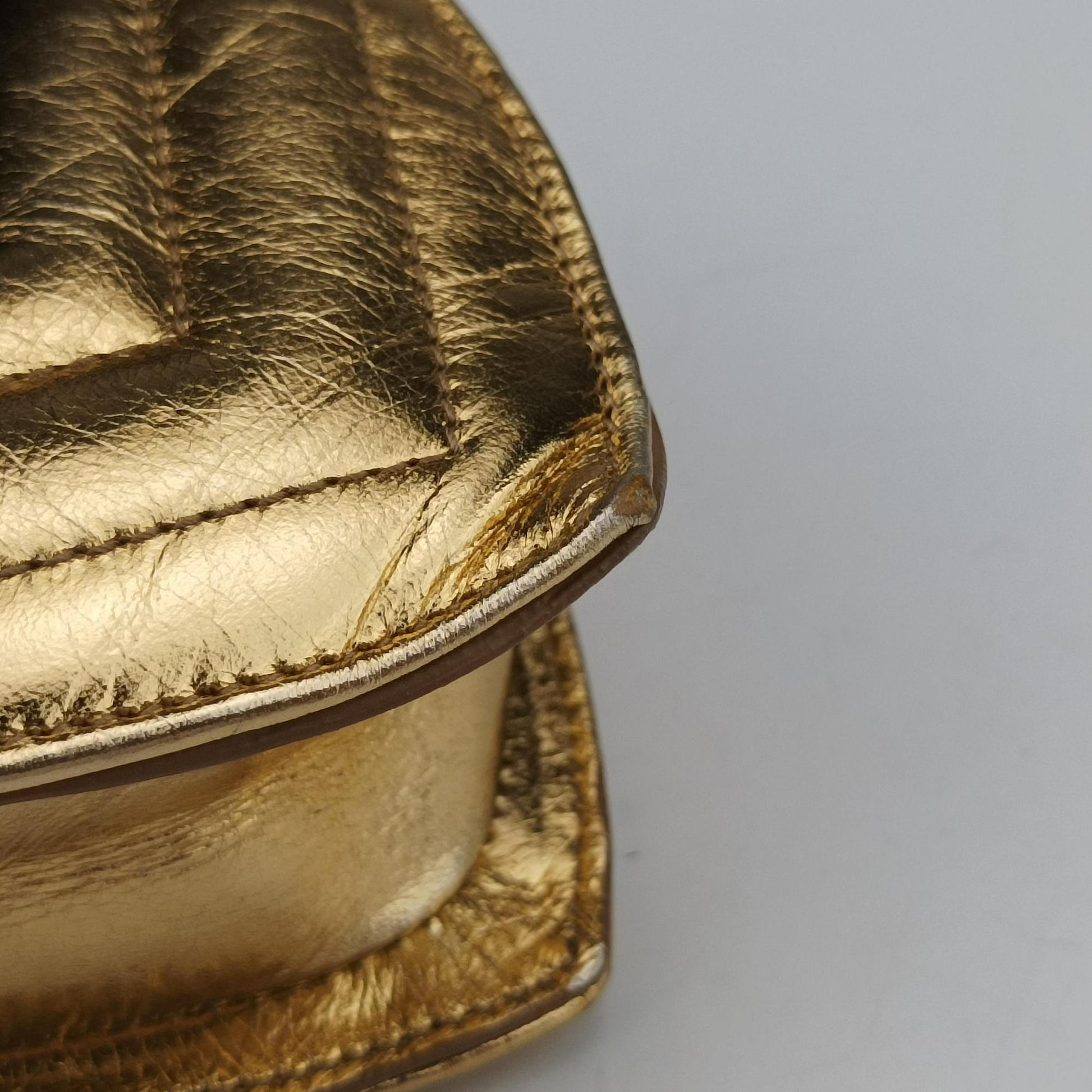 Love heart V stitch Golden Leather 448050 VLR448050.0616ラブハート Vステッチ ゴールド レザー 448050 VLR448050.0616