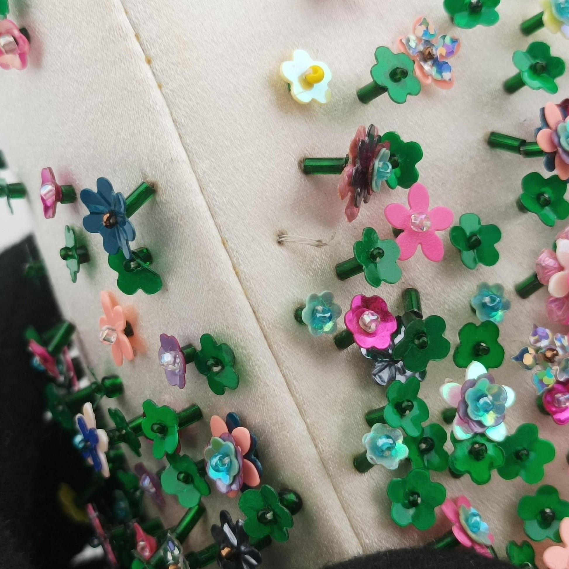 Lady Dior White×Multicolor Satin × Sequin × Bead Embellishments 02-MA-0194レディディオール ホワイト×マルチカラー サテン ×スパンコール×ビーズ刺繍  02-MA-0194