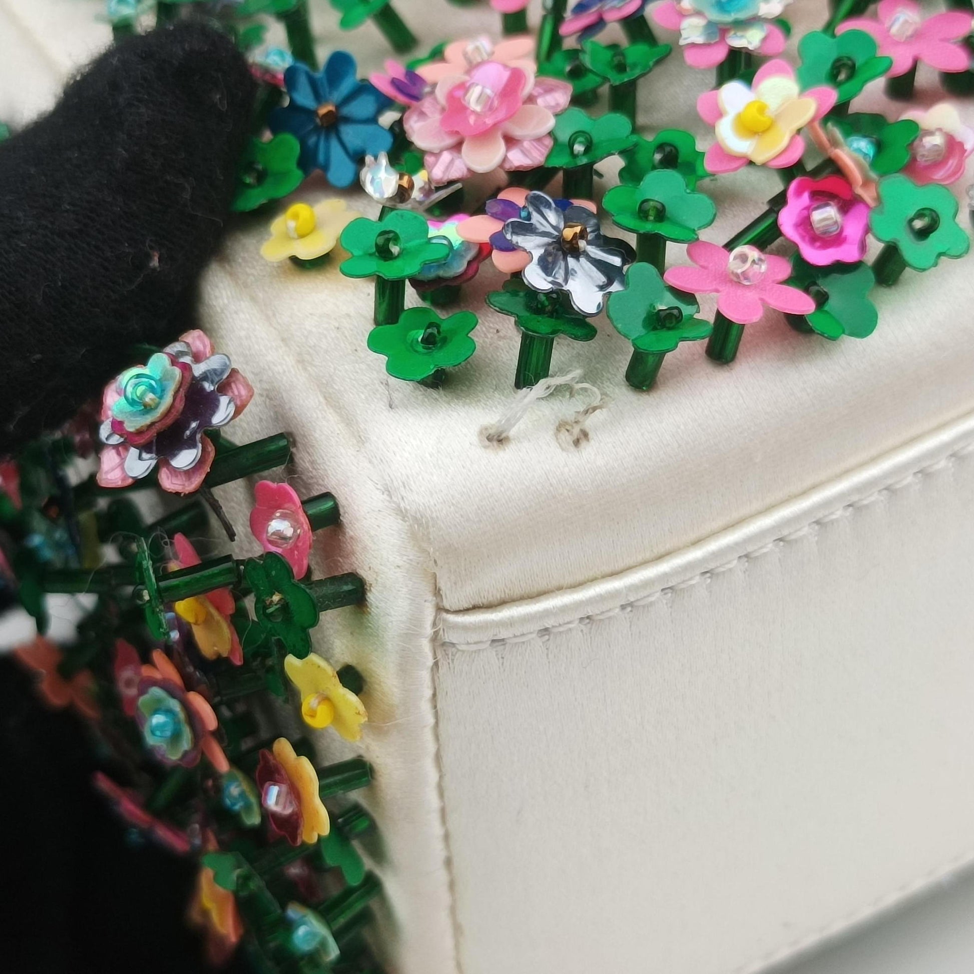 Lady Dior White×Multicolor Satin × Sequin × Bead Embellishments 02-MA-0194レディディオール ホワイト×マルチカラー サテン ×スパンコール×ビーズ刺繍  02-MA-0194