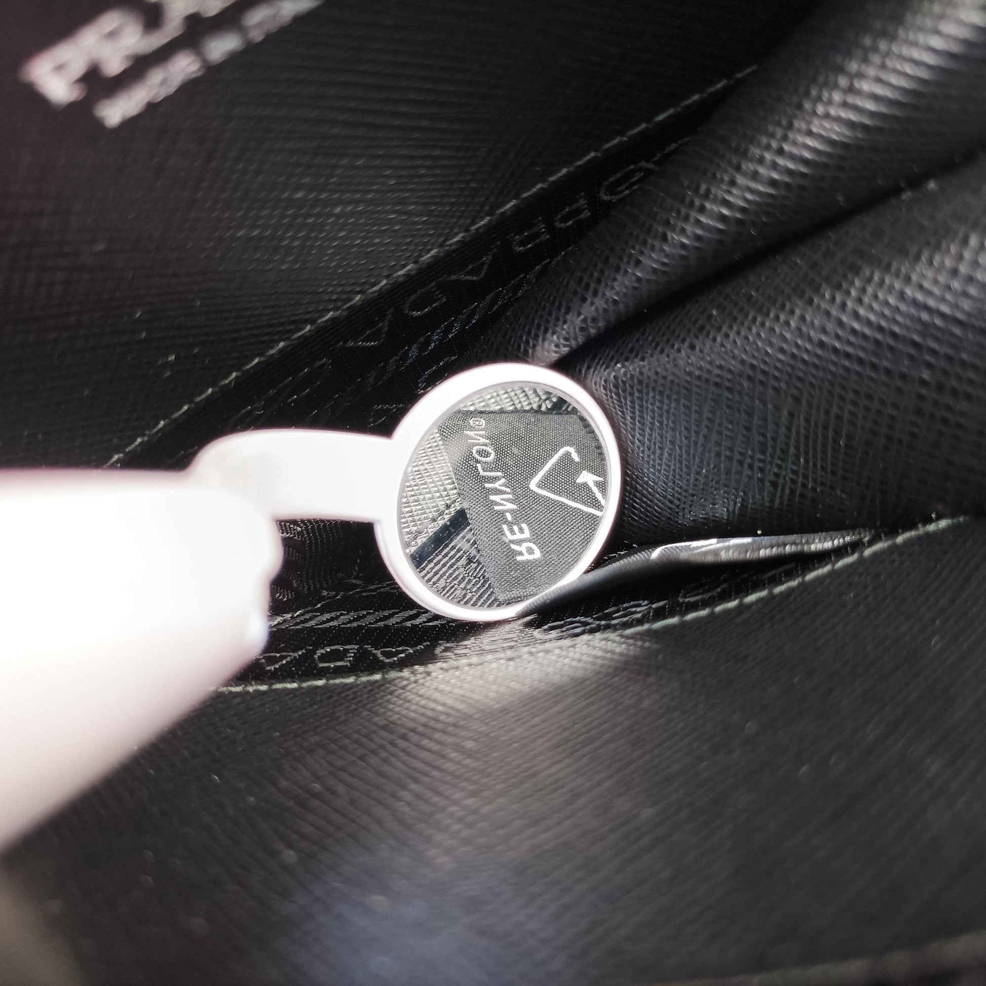 Triangle Logo Plate Black SAFFIANO Leather 1NR015 62トライアングルロゴ ブラック サフィアーノレザー 1NR015 62