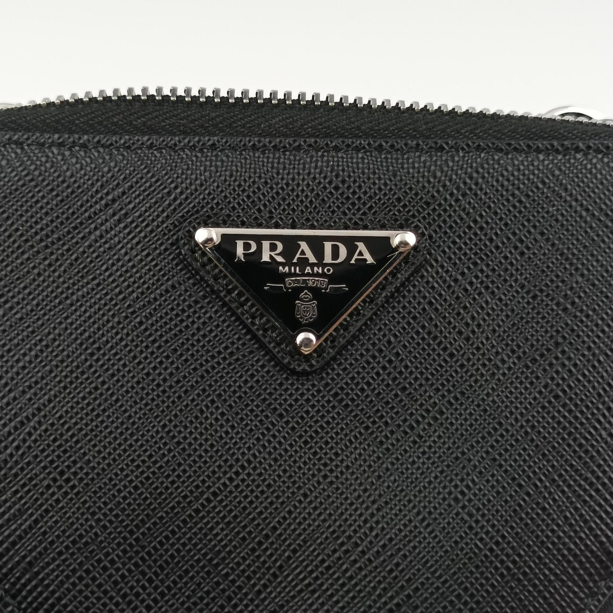 Triangle Logo Plate Black SAFFIANO Leather 1NR015 62トライアングルロゴ ブラック サフィアーノレザー 1NR015 62