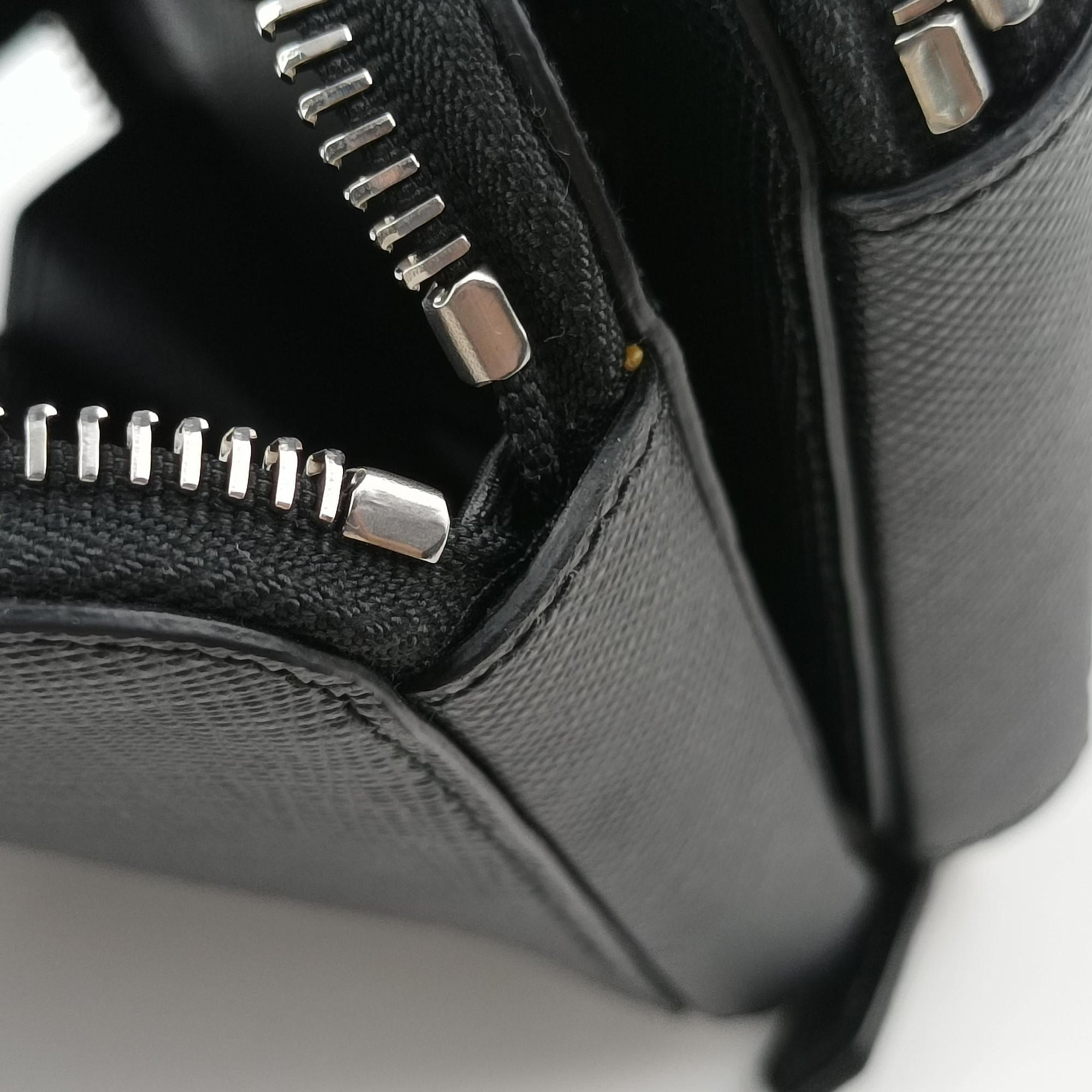 Triangle Logo Plate Black SAFFIANO Leather 1NR015 62トライアングルロゴ ブラック サフィアーノレザー 1NR015 62