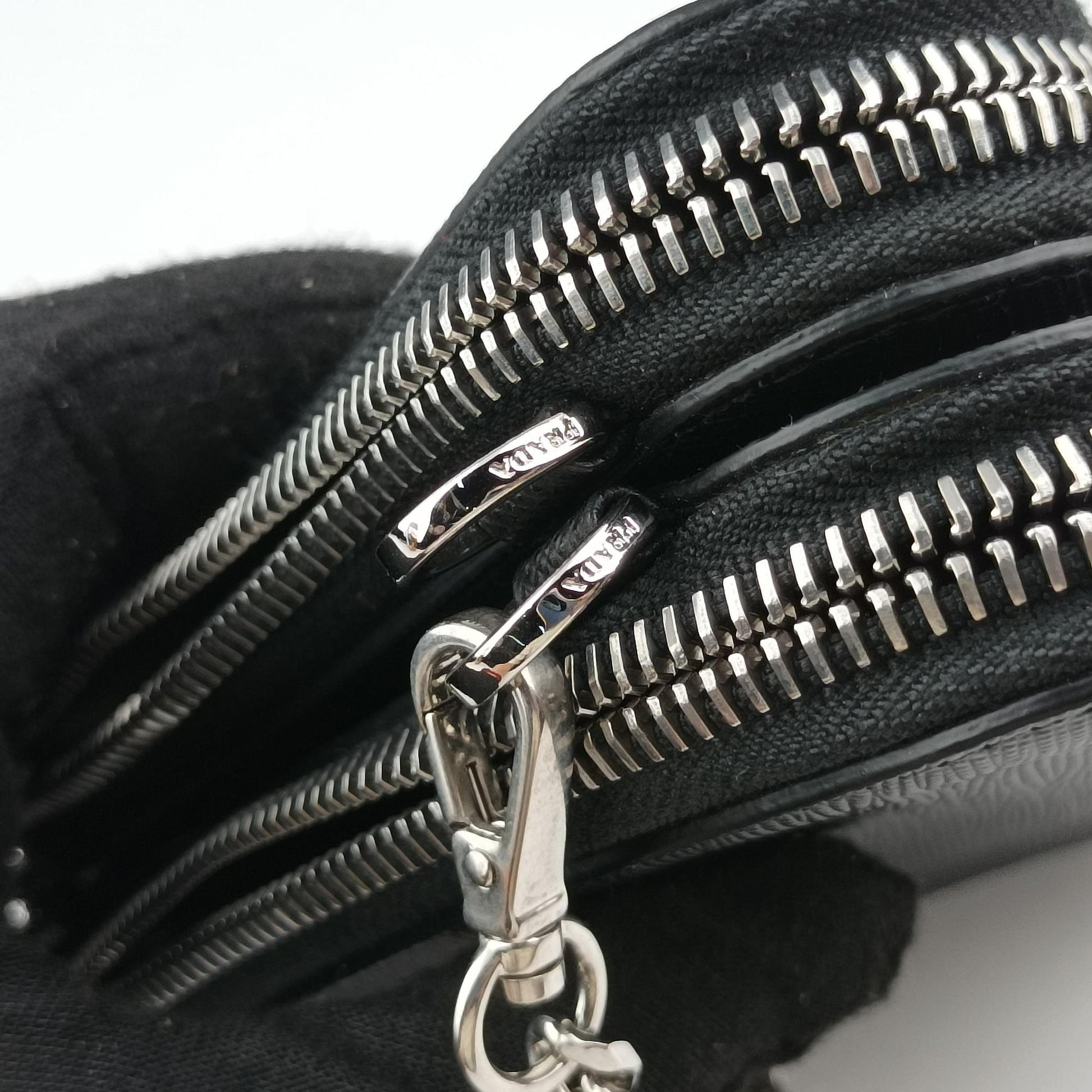 Triangle Logo Plate Black SAFFIANO Leather 1NR015 62トライアングルロゴ ブラック サフィアーノレザー 1NR015 62