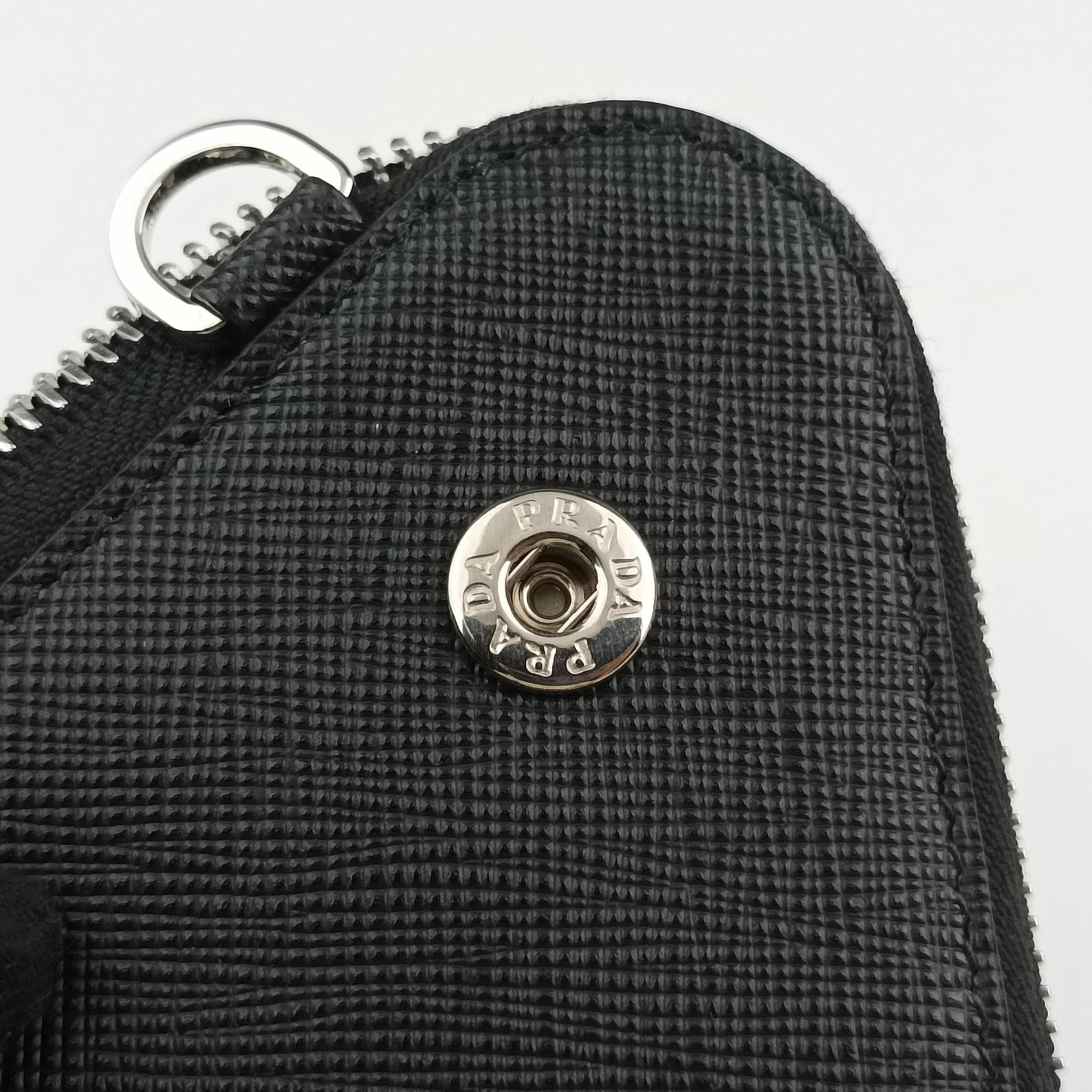 Triangle Logo Plate Black SAFFIANO Leather 1NR015 62トライアングルロゴ ブラック サフィアーノレザー 1NR015 62