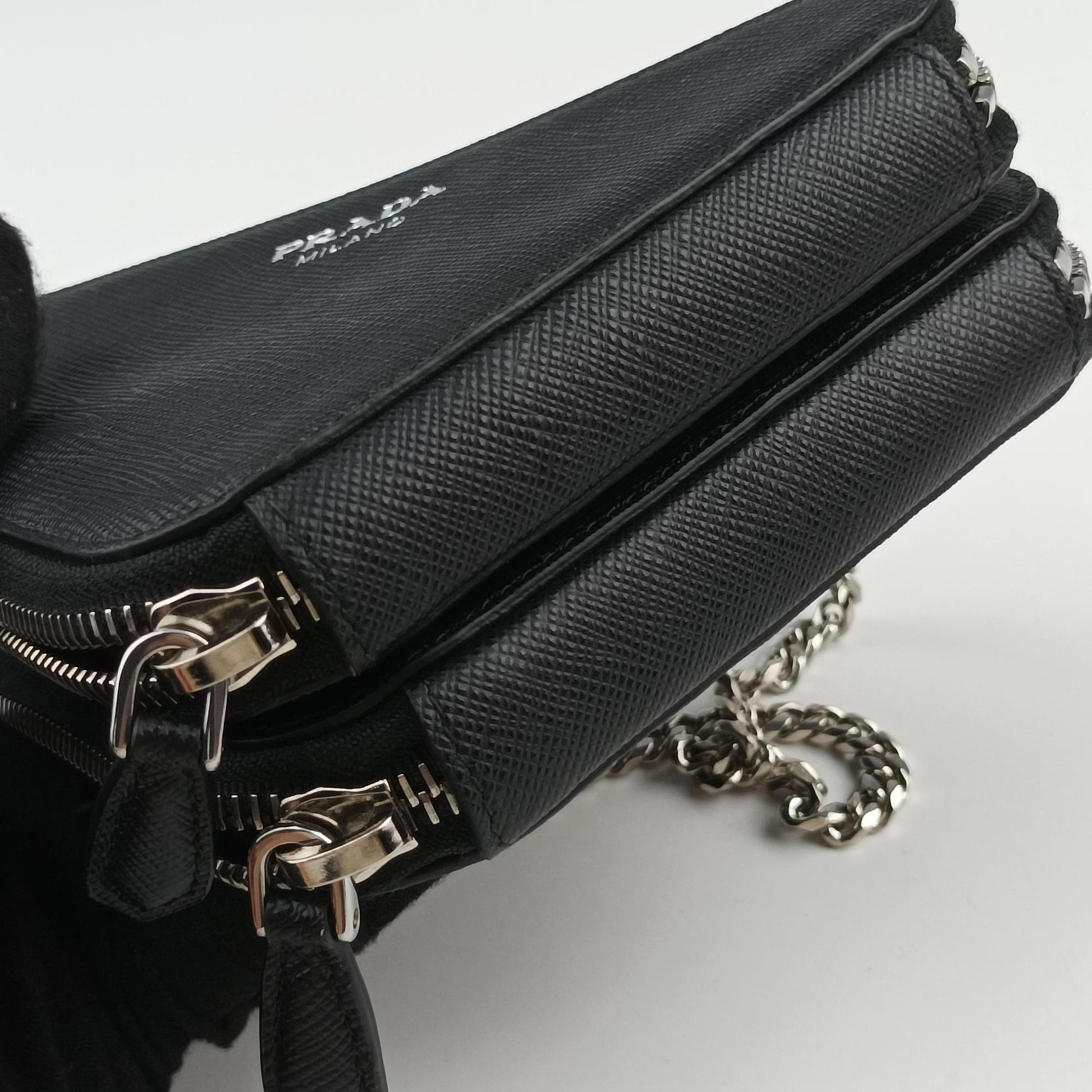 Triangle Logo Plate Black SAFFIANO Leather 1NR015 62トライアングルロゴ ブラック サフィアーノレザー 1NR015 62