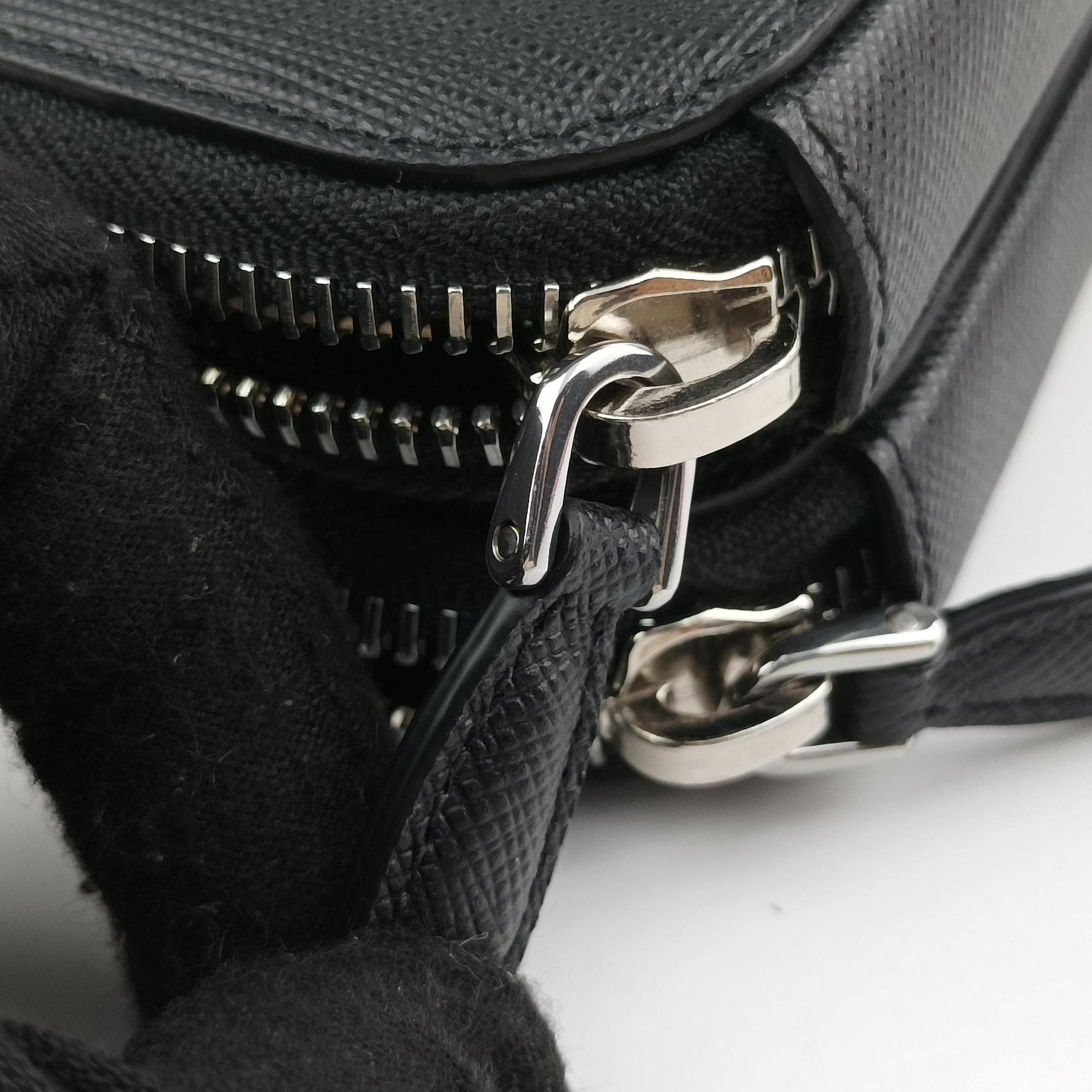 Triangle Logo Plate Black SAFFIANO Leather 1NR015 62トライアングルロゴ ブラック サフィアーノレザー 1NR015 62