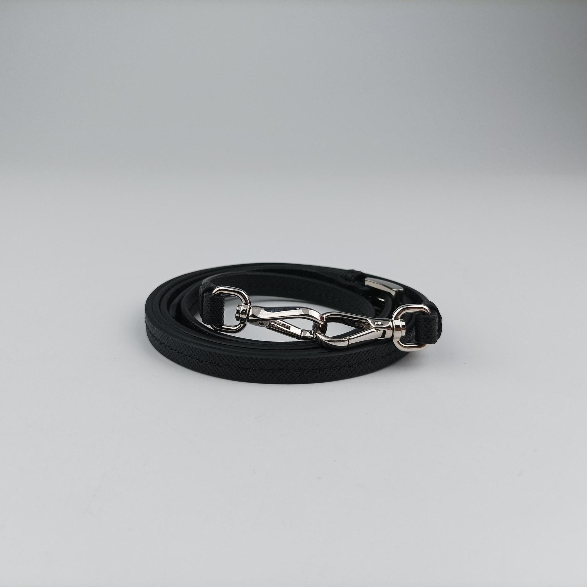 Triangle Logo Plate Black SAFFIANO Leather 1NR015 62トライアングルロゴ ブラック サフィアーノレザー 1NR015 62