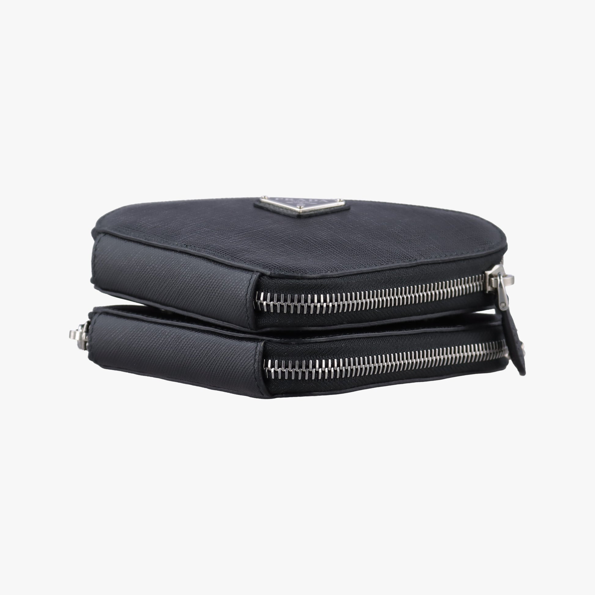 Triangle Logo Plate Black SAFFIANO Leather 1NR015 62トライアングルロゴ ブラック サフィアーノレザー 1NR015 62