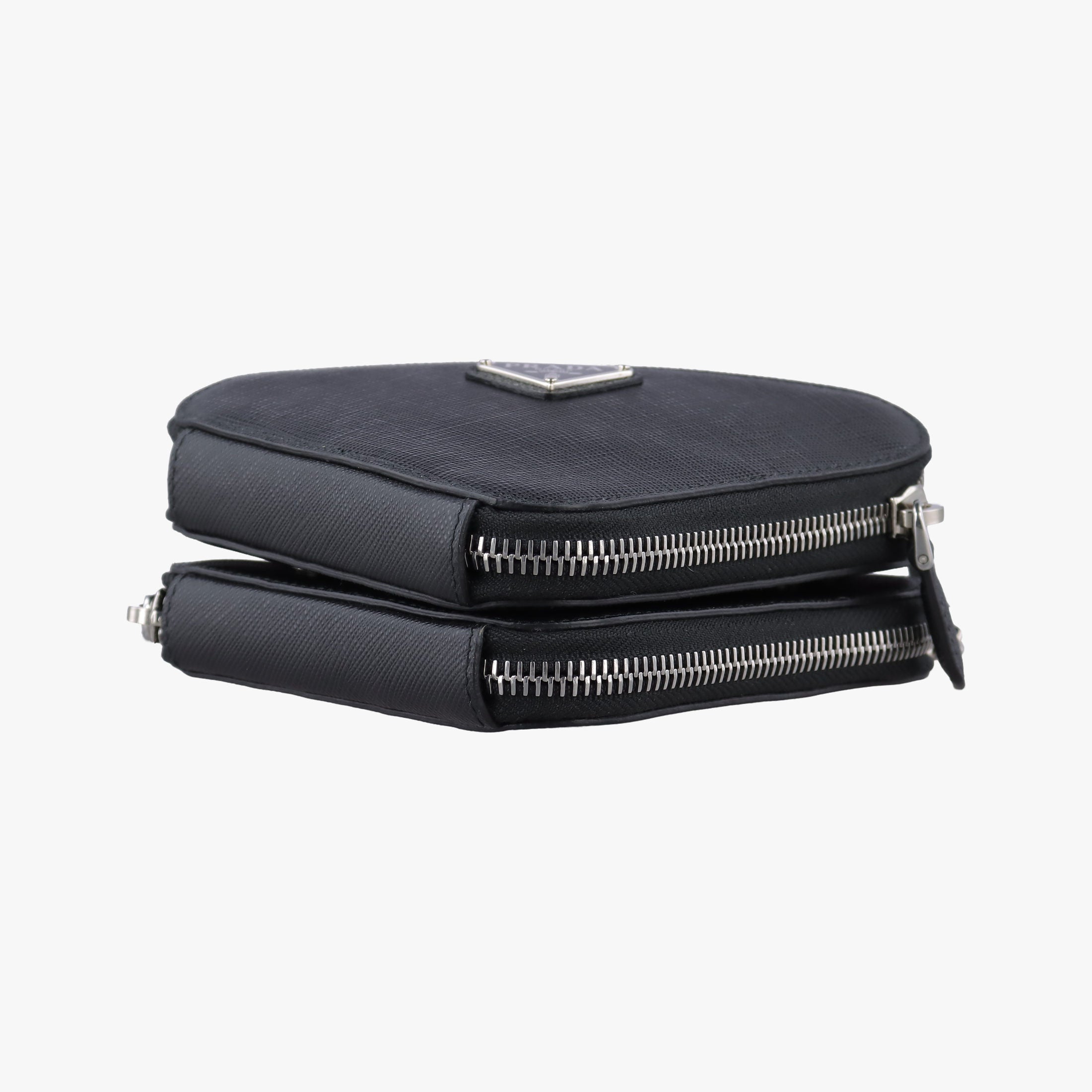 Triangle Logo Plate Black SAFFIANO Leather 1NR015 62トライアングルロゴ ブラック サフィアーノレザー 1NR015 62