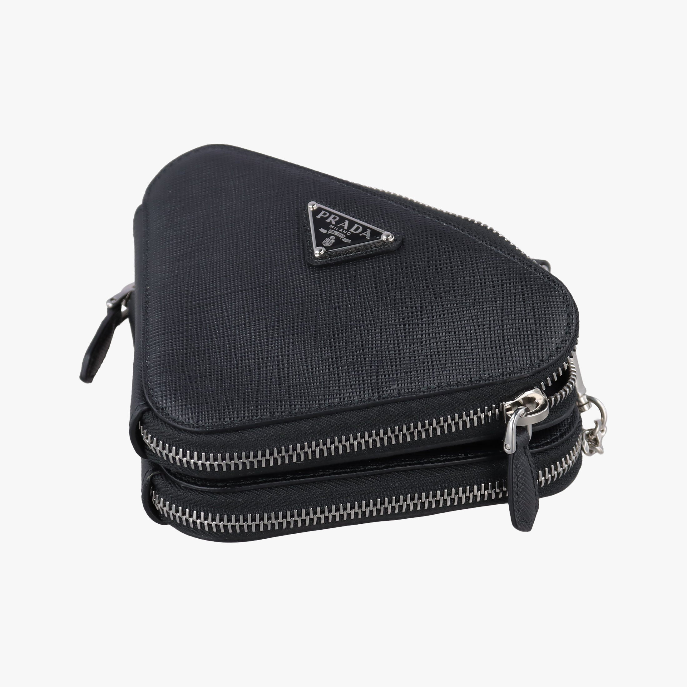 Triangle Logo Plate Black SAFFIANO Leather 1NR015 62トライアングルロゴ ブラック サフィアーノレザー 1NR015 62