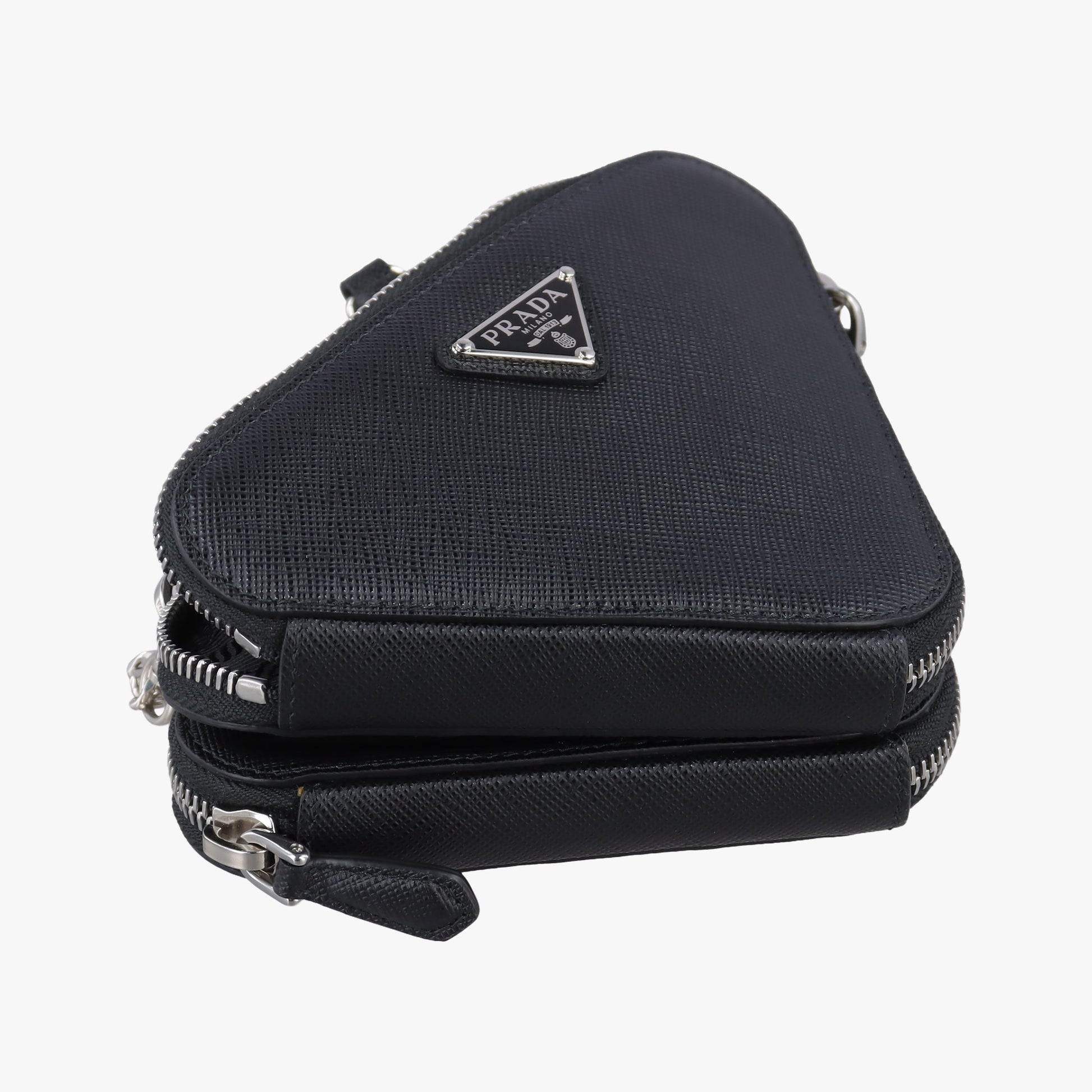 Triangle Logo Plate Black SAFFIANO Leather 1NR015 62トライアングルロゴ ブラック サフィアーノレザー 1NR015 62