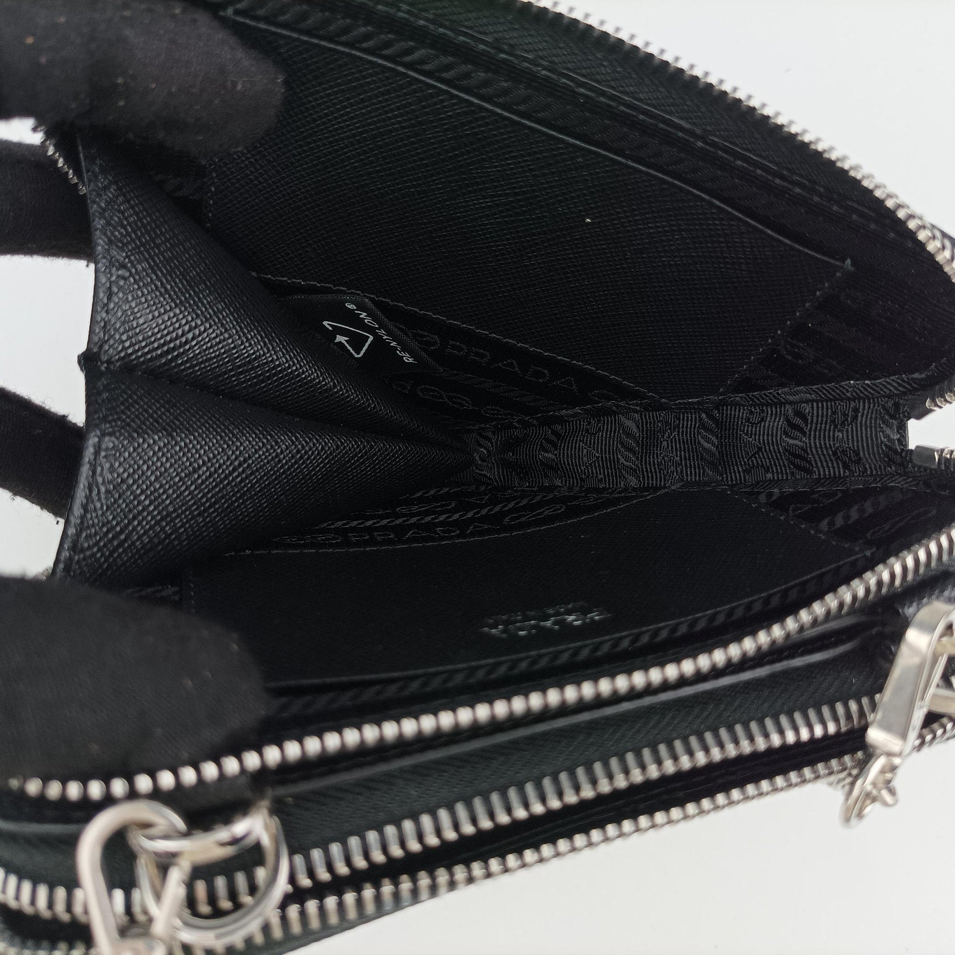 Triangle Logo Plate Black SAFFIANO Leather 1NR015 62トライアングルロゴ ブラック サフィアーノレザー 1NR015 62