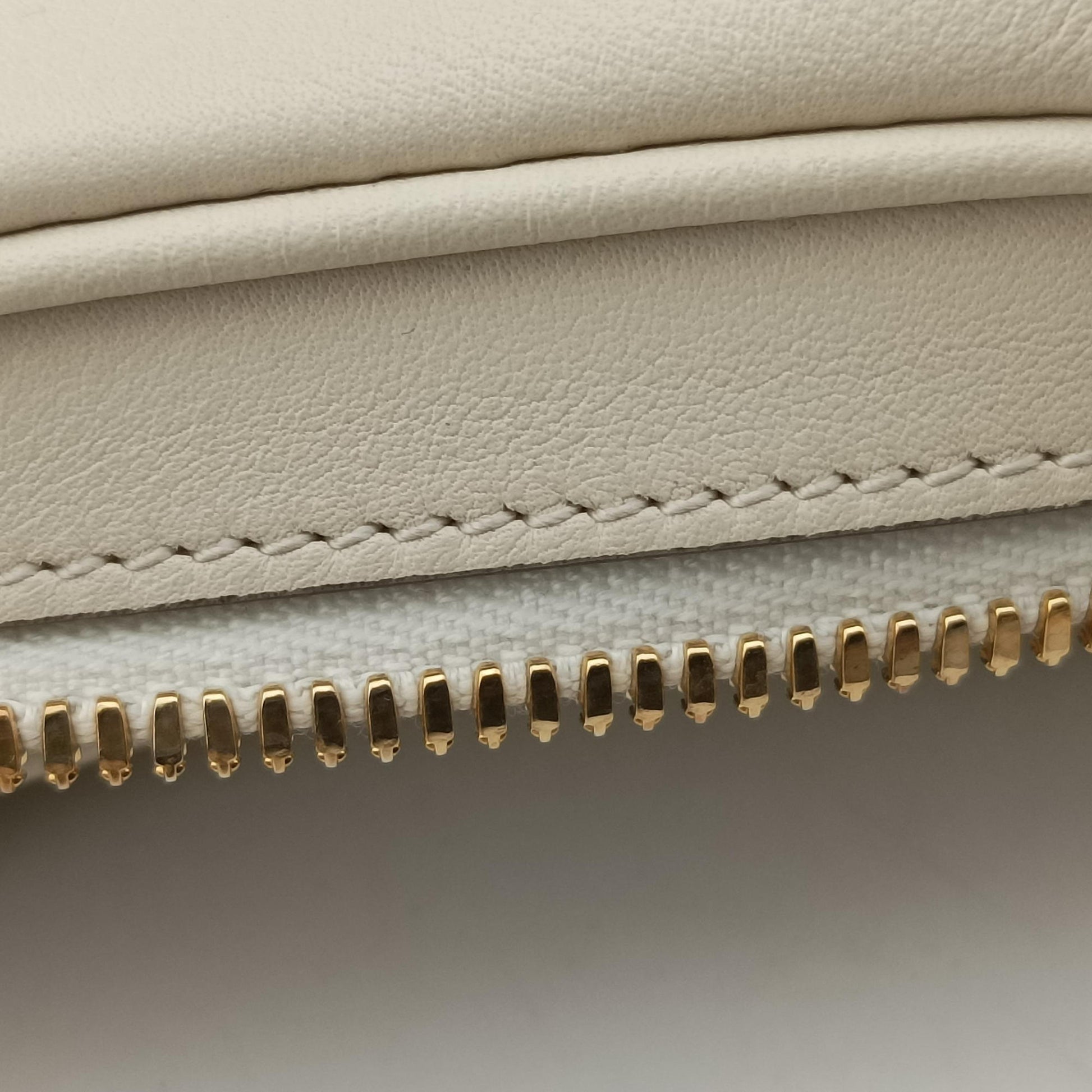 Attache G-Shaped Hook White Leather 702823 C038482178アタッシュ Gフック ホワイト レザー 702823 C038482178