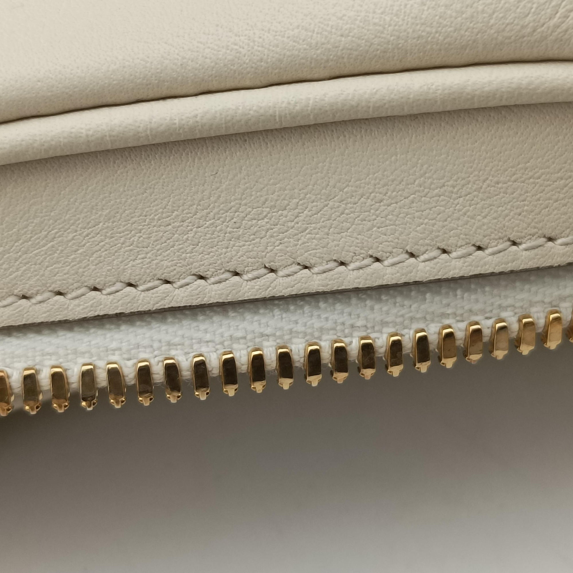 Attache G-Shaped Hook White Leather 702823 C038482178アタッシュ Gフック ホワイト レザー 702823 C038482178