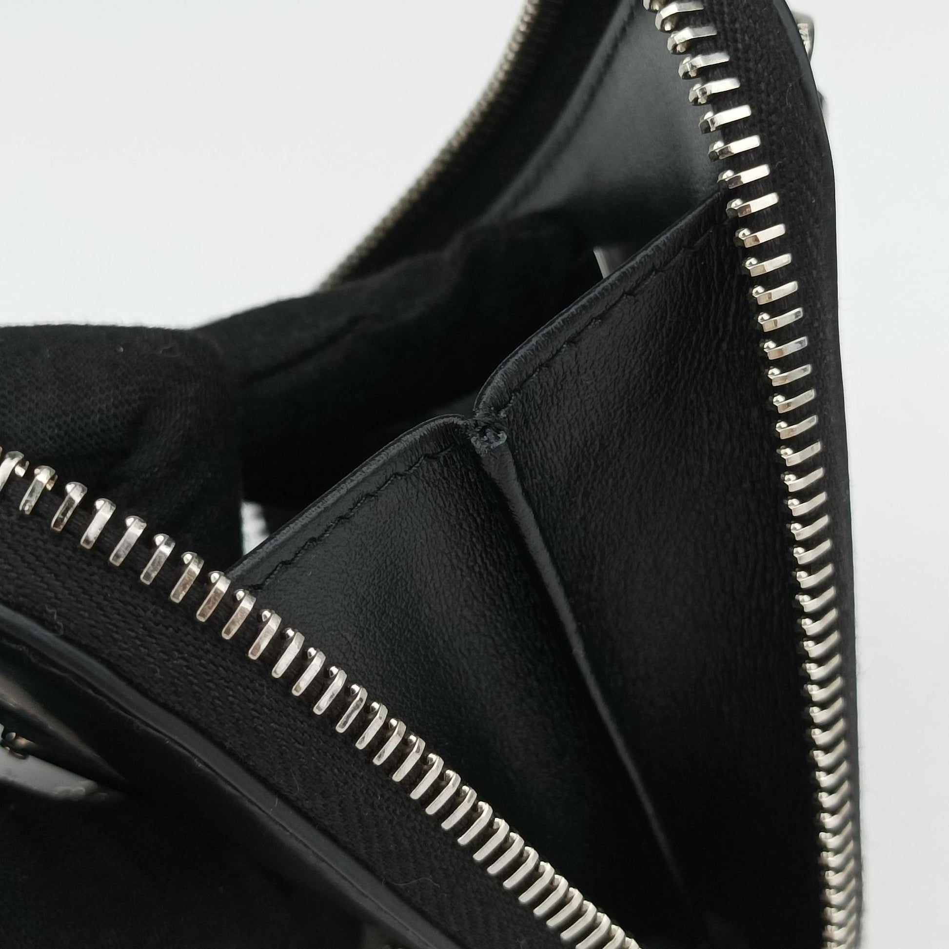 Triangle Chain Pouch Black Leather 230-Aトライアングル チェーン ポーチ ブラック レザー 230-A
