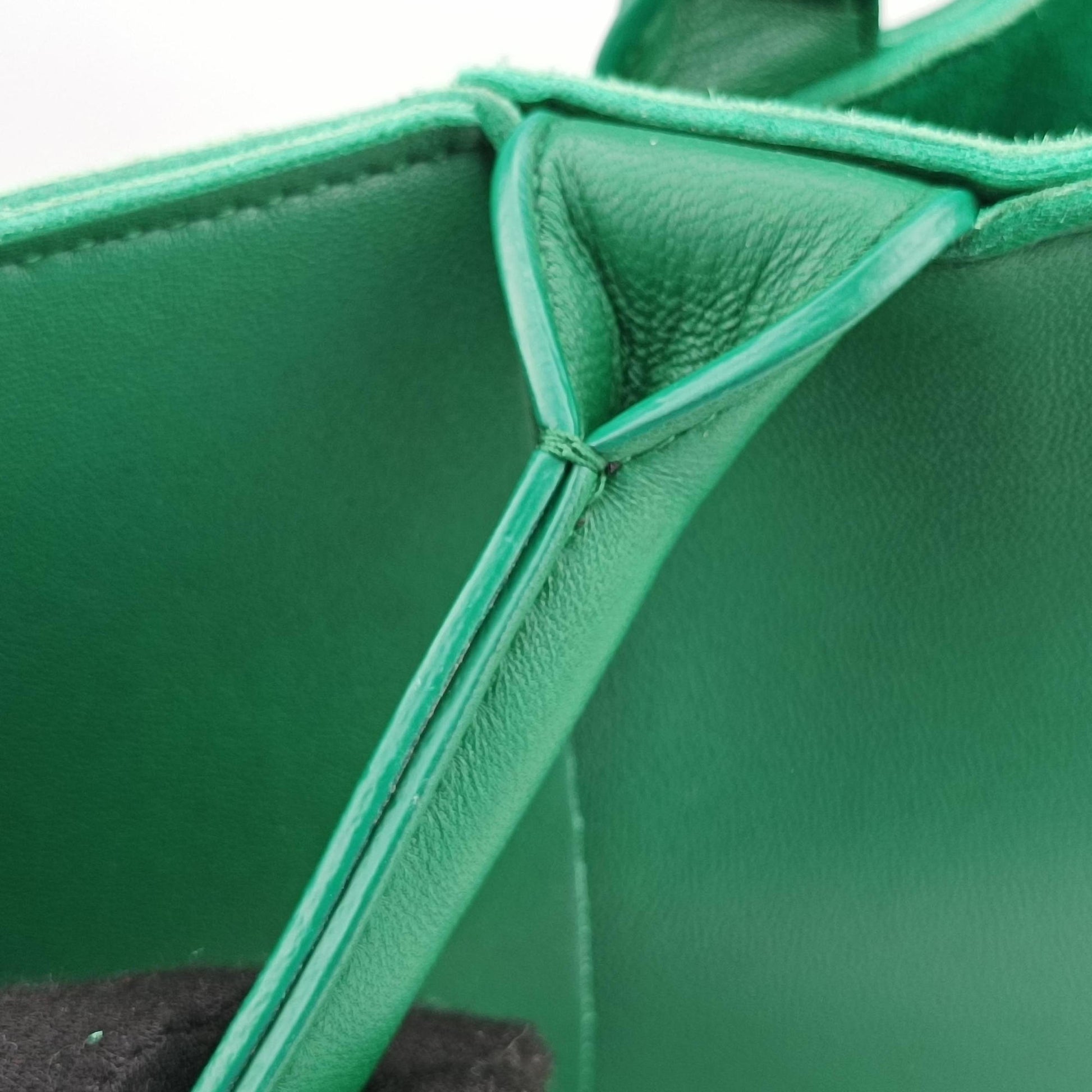 THE ARCO Tote Medium Green lambskin B09372800Lミディアム ザ アルコ トート グリーン ラムスキン B09372800L