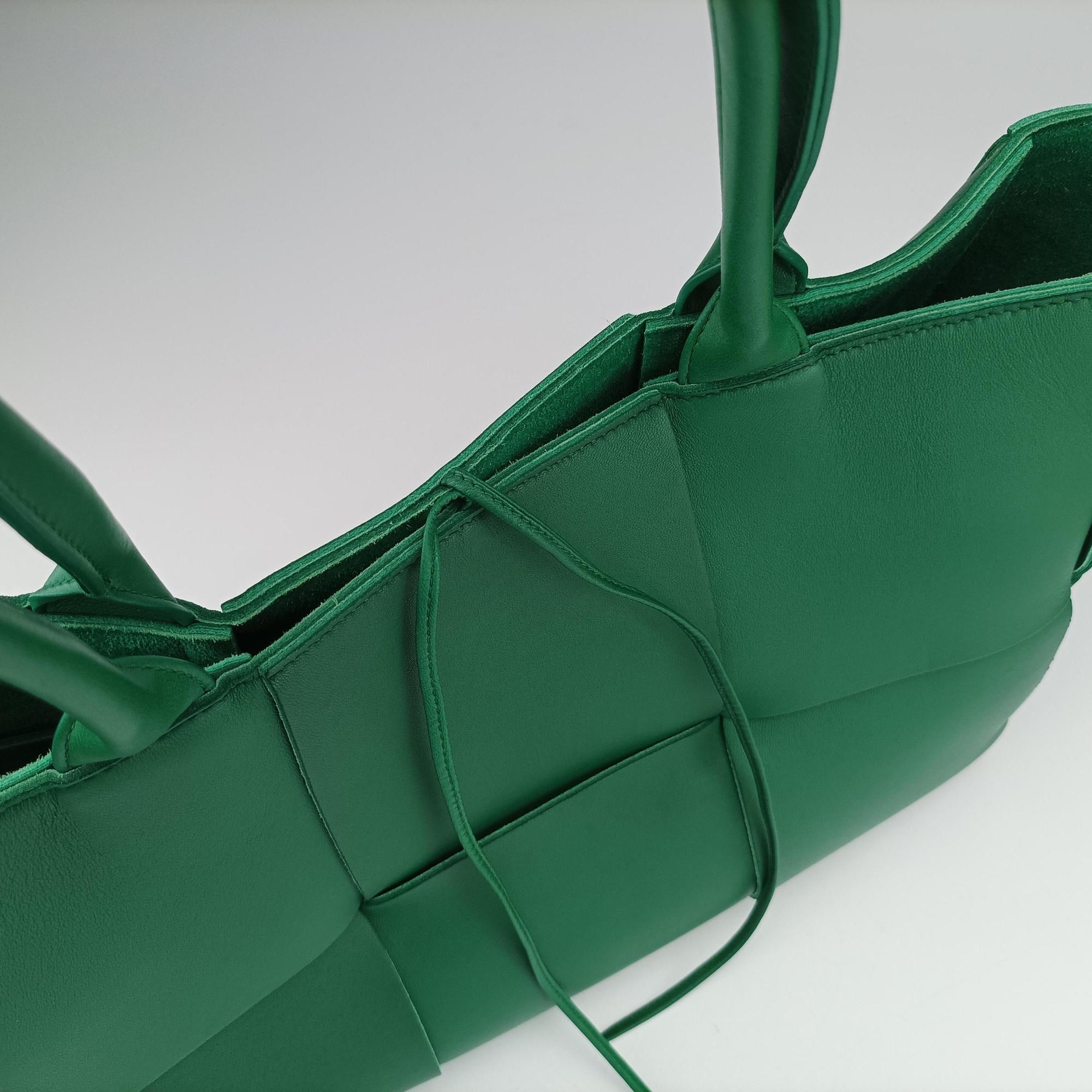 THE ARCO Tote Medium Green lambskin B09372800Lミディアム ザ アルコ トート グリーン ラムスキン B09372800L
