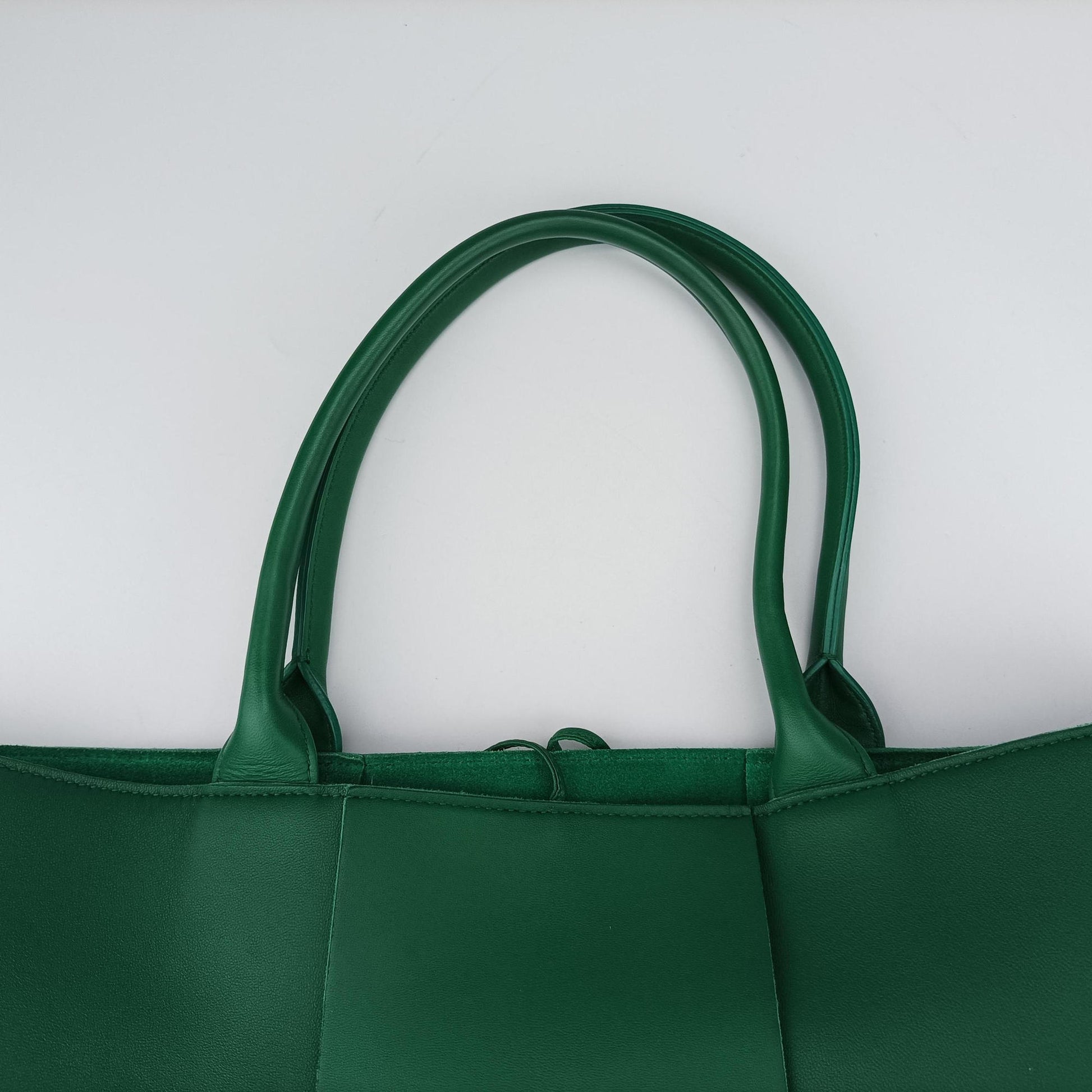 THE ARCO Tote Medium Green lambskin B09372800Lミディアム ザ アルコ トート グリーン ラムスキン B09372800L