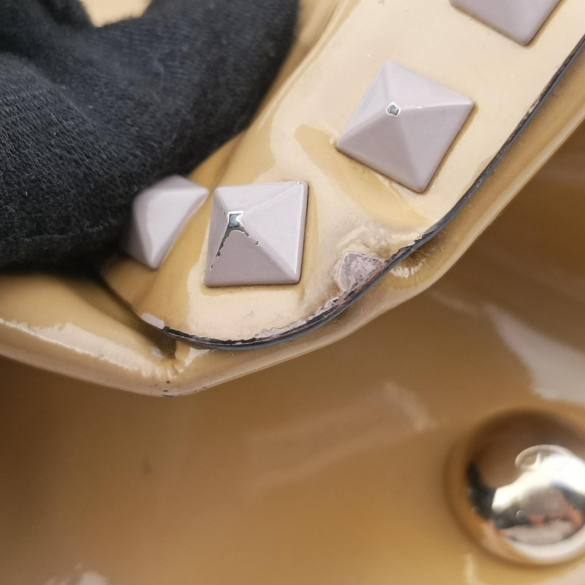 Rockstud khaki Patent Leather Lot number unknownロックスタッズ イエロー パテント 製番不明