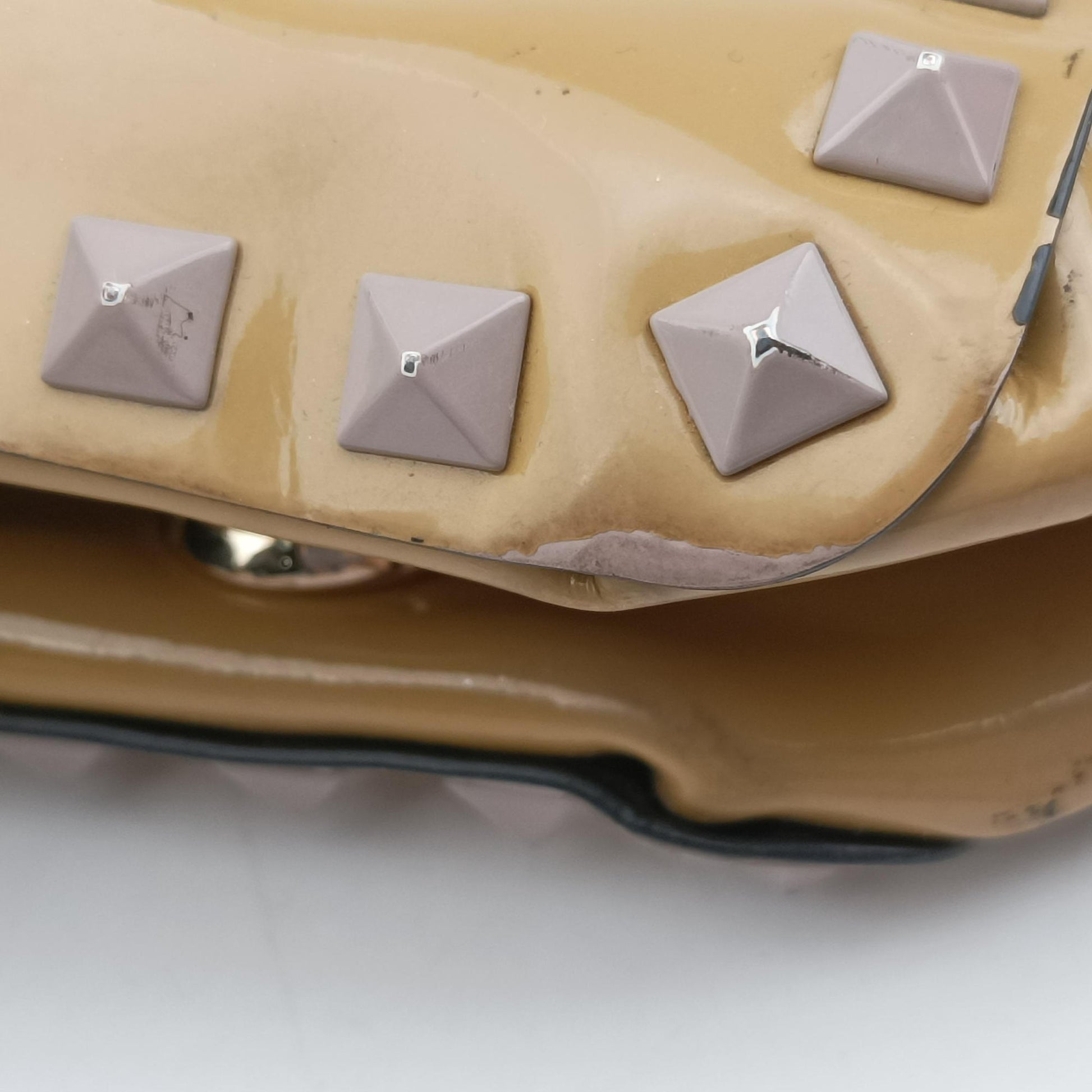 Rockstud khaki Patent Leather Lot number unknownロックスタッズ イエロー パテント 製番不明