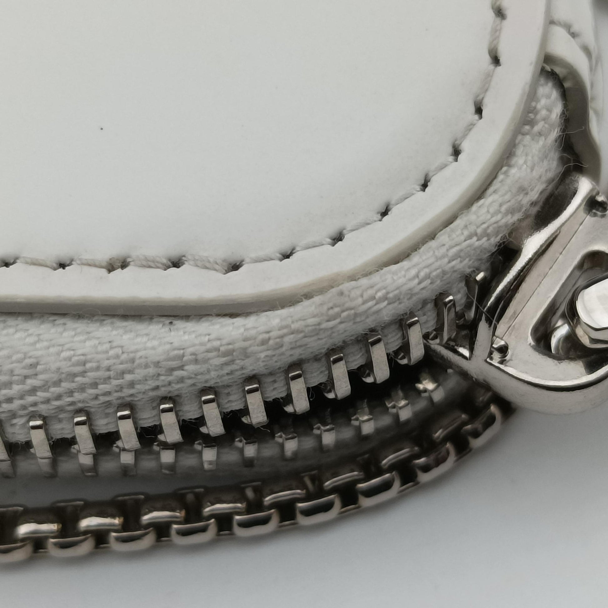 Triangle Chain Pouch White Leather 230-Aトライアングル チェーン ポーチ ホワイト レザー 230-A