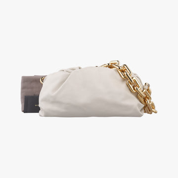 THE Chain Pouch White lambskin B08930648Vザ チェーン ポーチ ホワイト ラムスキン B08930648V