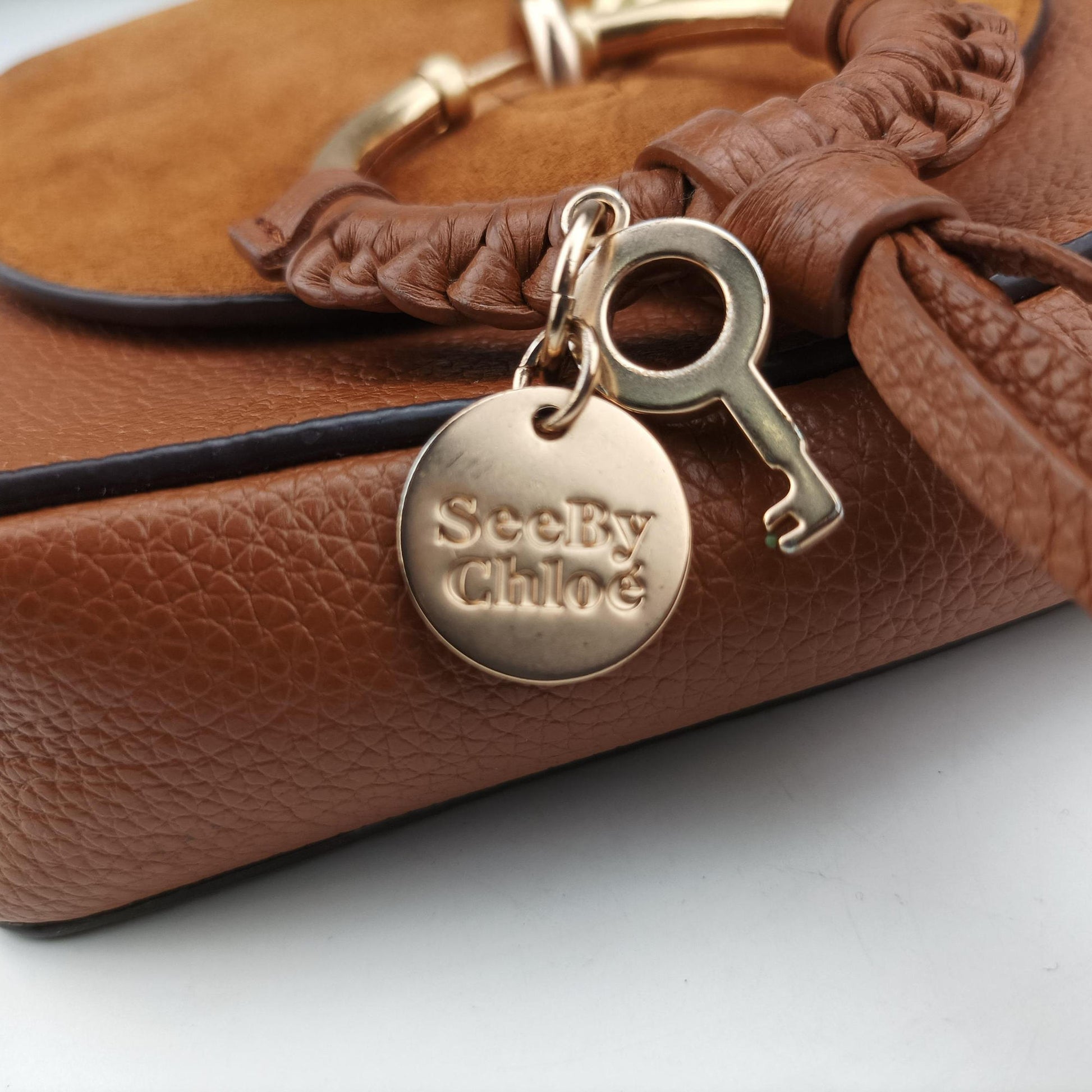 Joan Brown Suede × Leather 03-20-86585リボットホースヘッドフラップ ブラウン スエード × レザー ジョアン 03-20-86585