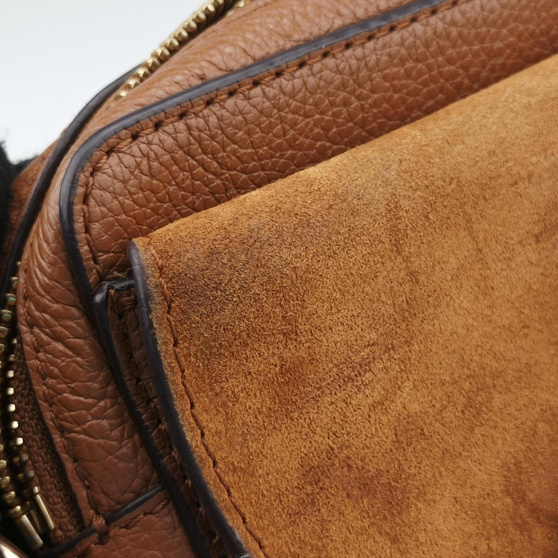 Joan Brown Suede × Leather 03-20-86585リボットホースヘッドフラップ ブラウン スエード × レザー ジョアン 03-20-86585