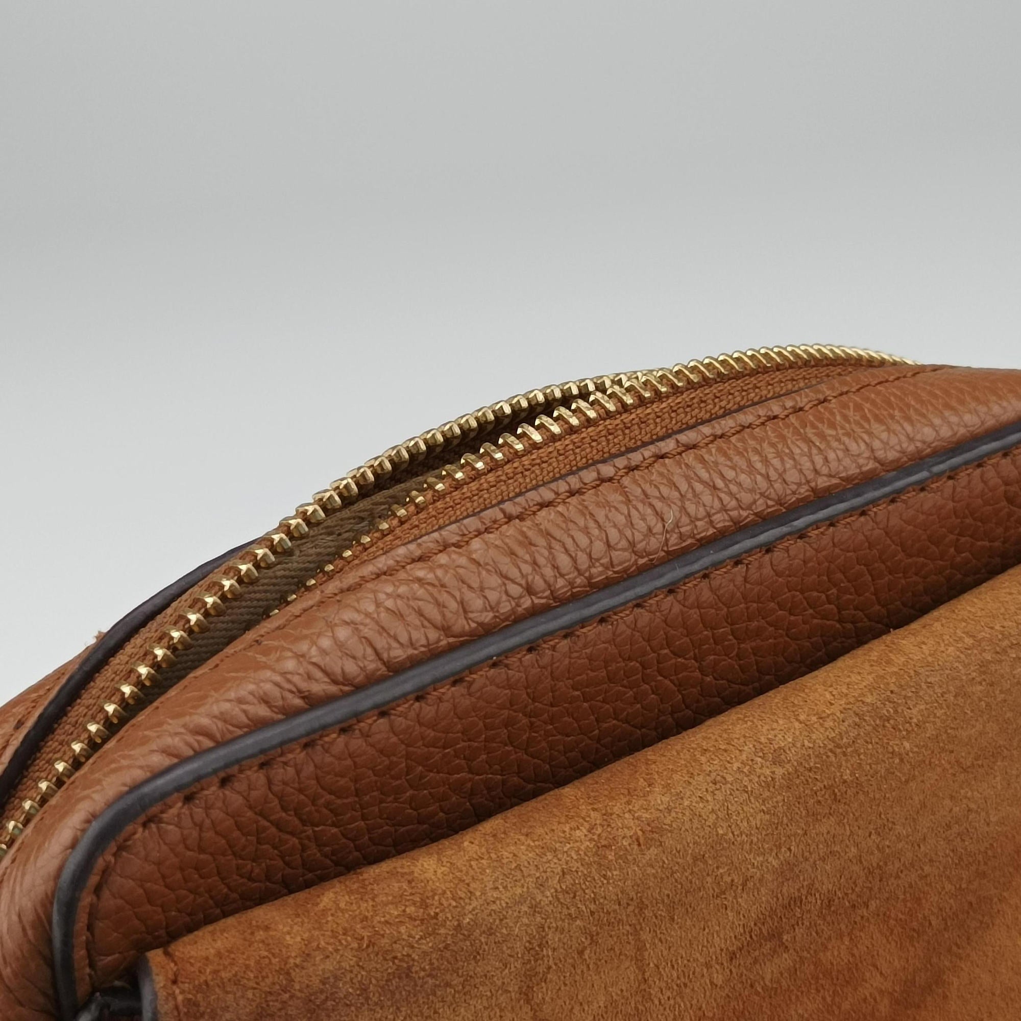 Joan Brown Suede × Leather 03-20-86585リボットホースヘッドフラップ ブラウン スエード × レザー ジョアン 03-20-86585