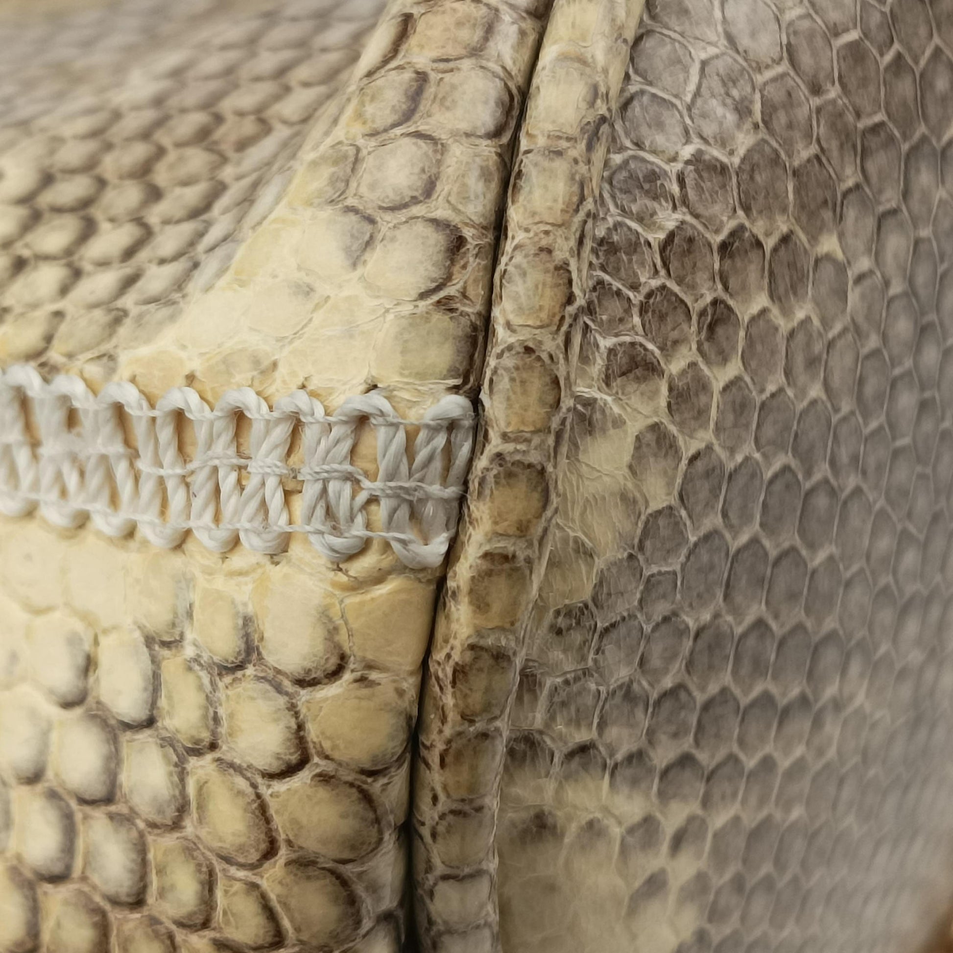 Zumi Mini Drawstring Bucket Beige x Multicolor snakeskin 576432 ズゥミ ミニバケット ベージュ×マルチカラー ヘビ革 576432 