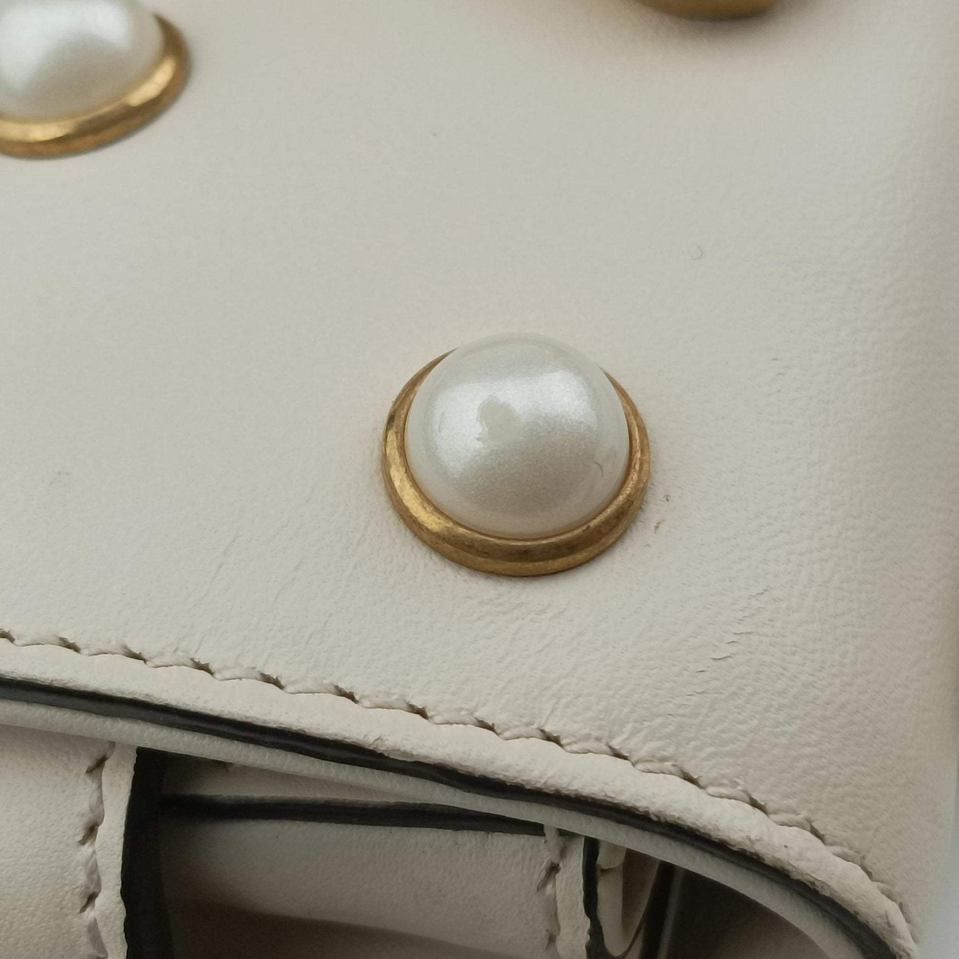 Broadway Pearl Bee White Leather 453778 E022493274ブロードウェイ パール ビー ホワイト レザー 453778 E022493274
