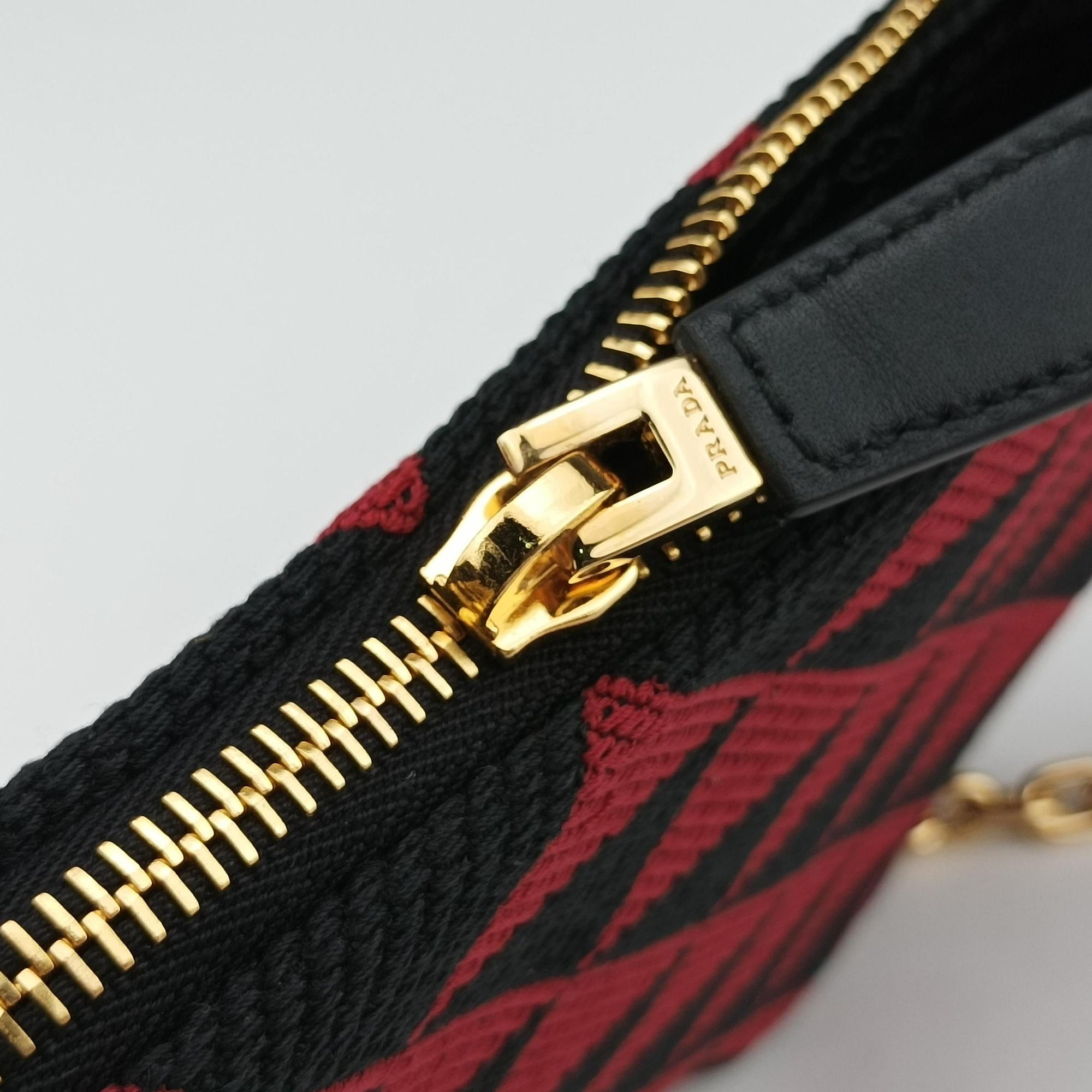 Triangolo Triangle Black×Red Jacquard × leather 1BC176 31/A3トライアングル ブラック×レッド ジャカード × レザー 1BC176 31/A3