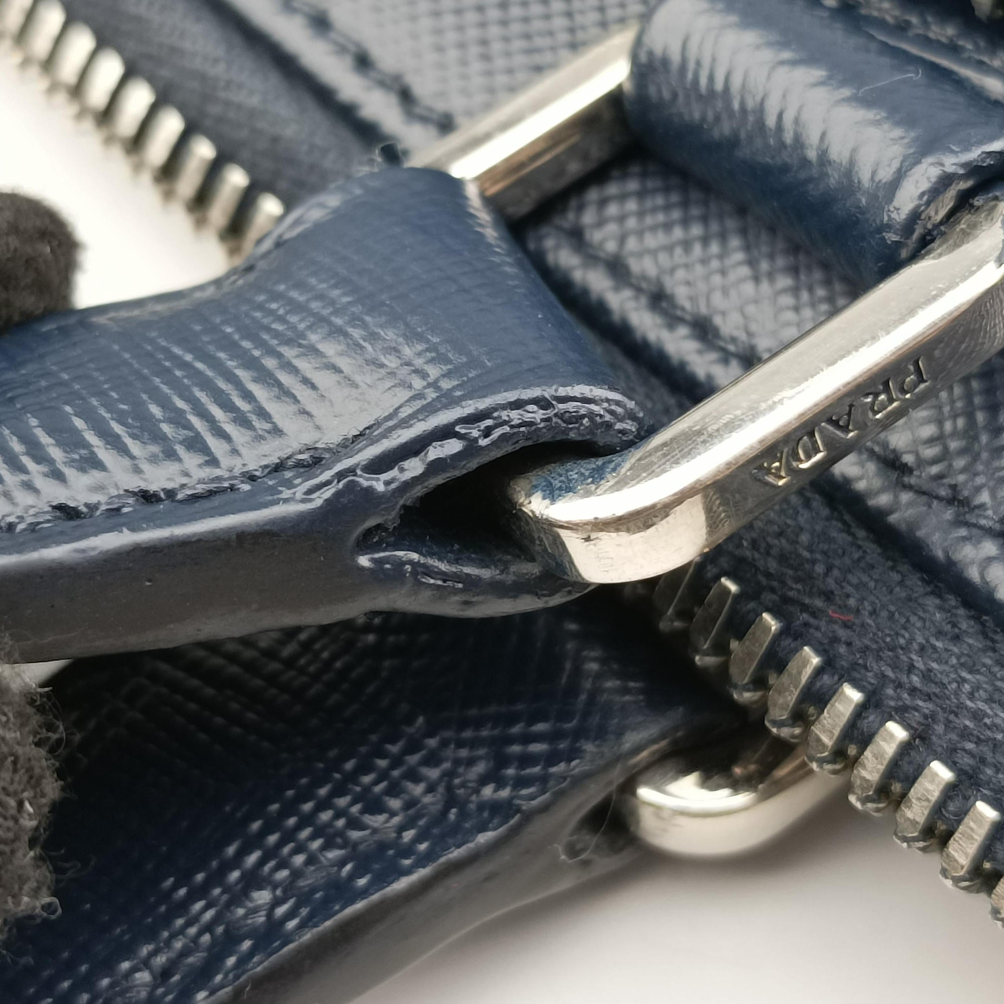 Triangle Logo Plate Navy Saffiano Leather 58/F 204三角 ロゴ プレート ネイビー サフィアーノレザー 58/F 204