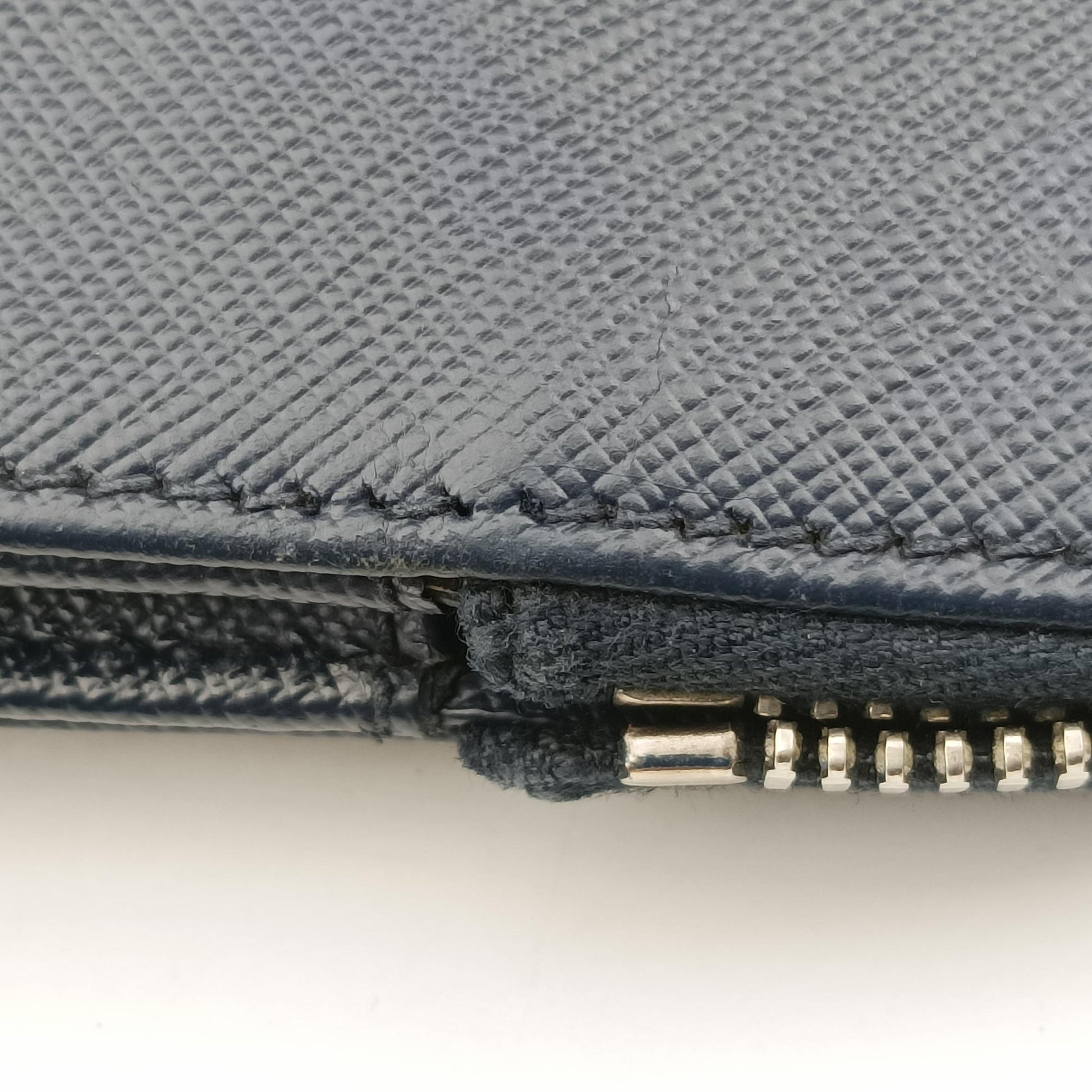 Triangle Logo Plate Navy Saffiano Leather 58/F 204三角 ロゴ プレート ネイビー サフィアーノレザー 58/F 204