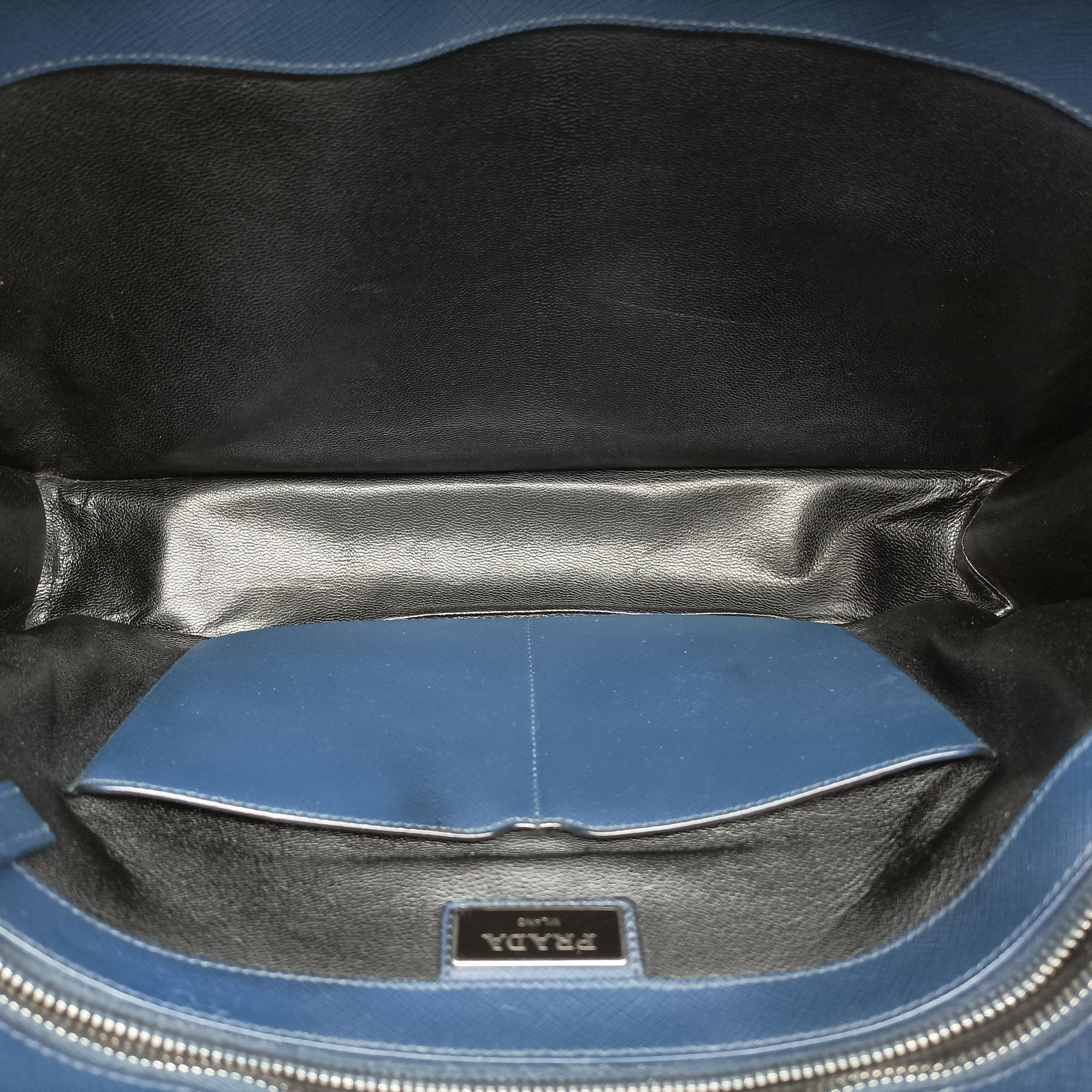 Triangle Logo Plate Navy Saffiano Leather 58/F 204三角 ロゴ プレート ネイビー サフィアーノレザー 58/F 204