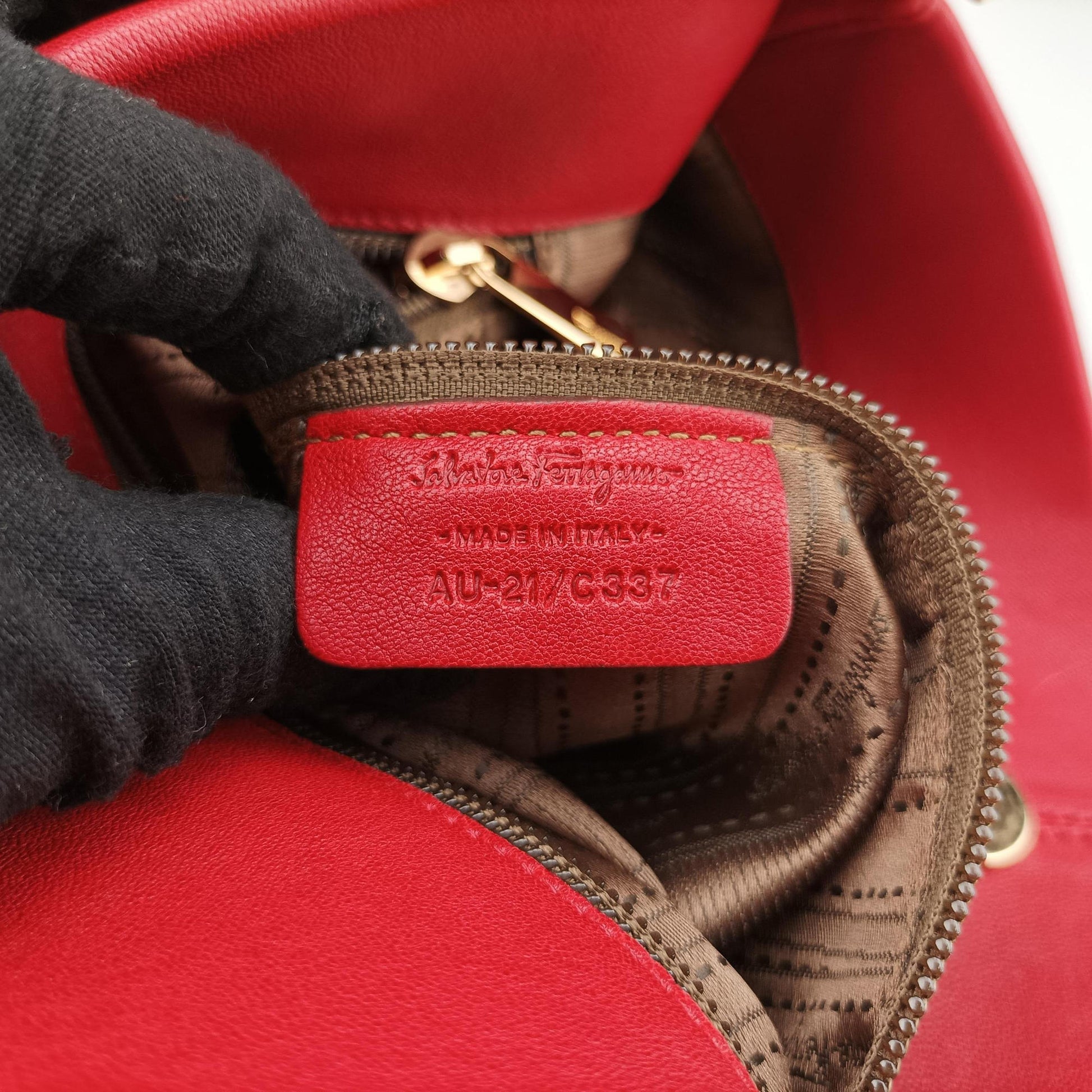 Vara Ribbon Red calfskin AU-21/C337ヴァラ ライン レッド カーフレザー AU-21/C337