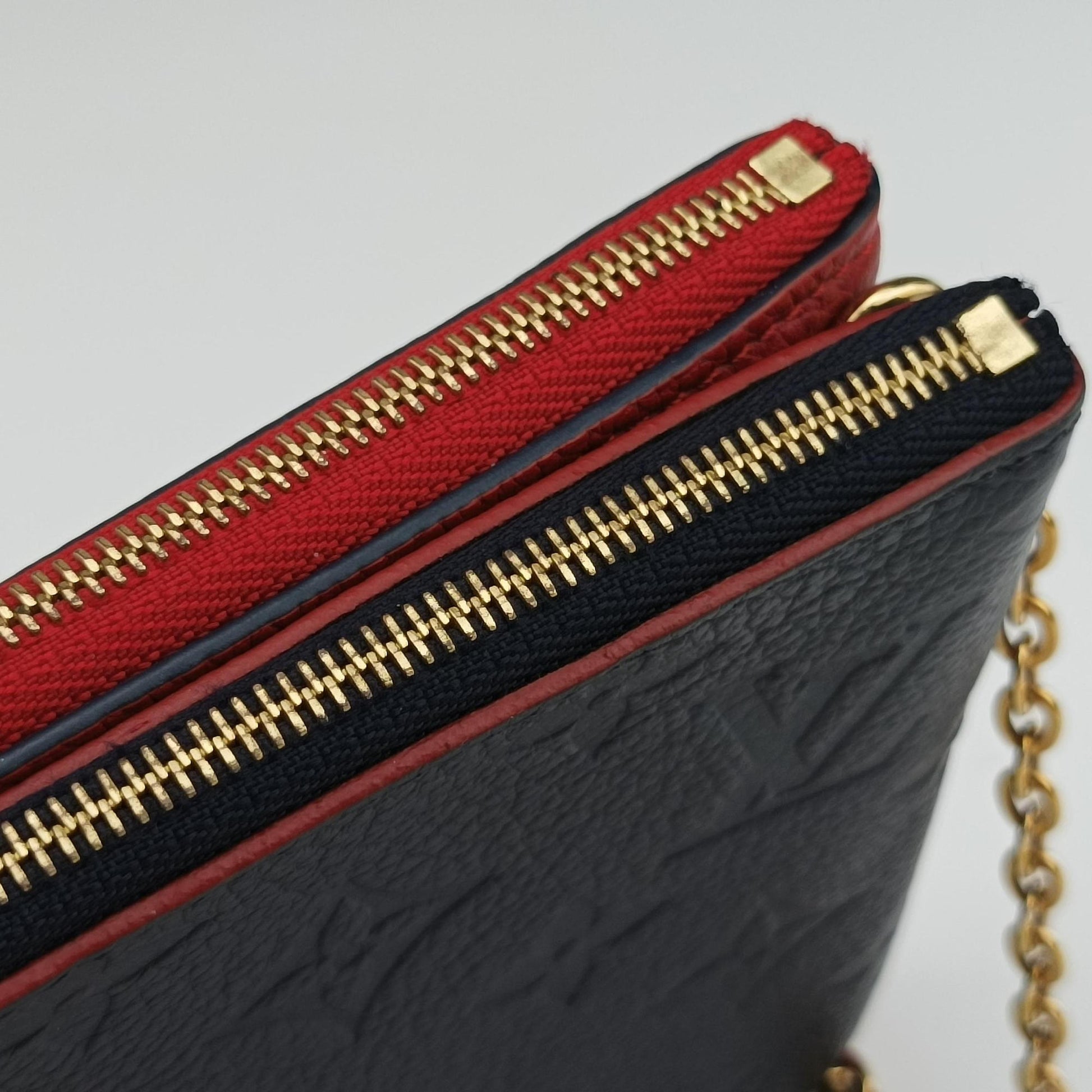Pochette Double Zip Chain Marine Rouge×Navy Monogram Empreinte M63916 GI3198ポシェット ドゥーブル ジップ チェーン マリーヌルージュ×ネイビー モノグラム アンプラント M63916 GI3198