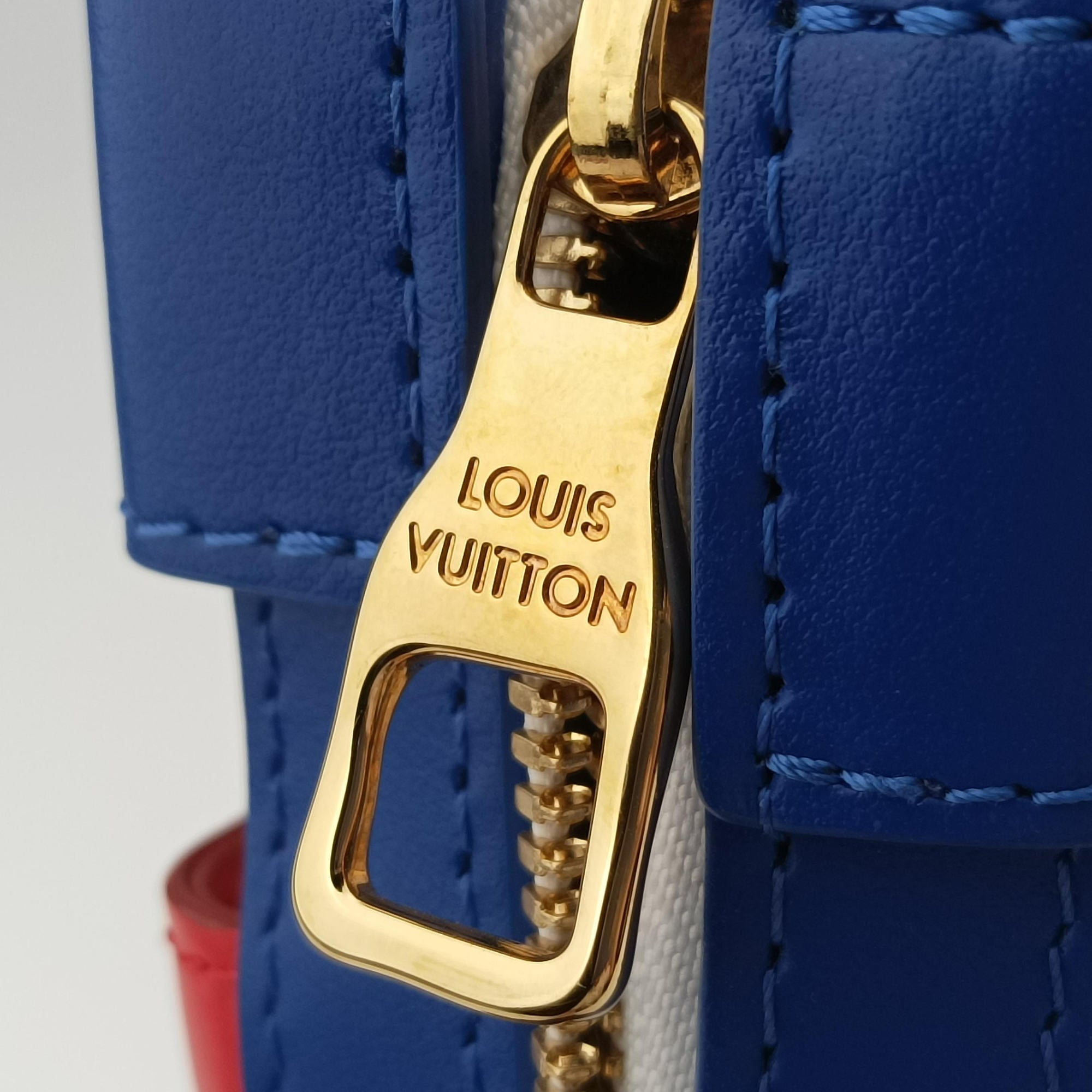 LV x NBA SOFT TRANK PHONE BOX Antarctica×Red×White Monogram Canvas×calf leather M80101 TJ4210 IC ChipLV x NBA ソフトトランク フォーンボックス アンタークティカ×レッド×ホワイト モノグラムキャンバス×カーフレザー M80101 TJ4210 ICチップ