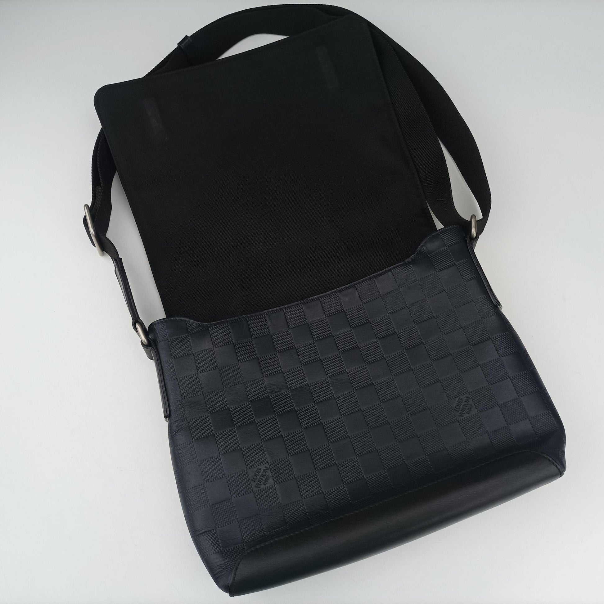 District PM Noir Damier Infini Leather N41033 CA2137ディストリクト PM ノワール ダミエアンフィニレザー N41033 CA2137