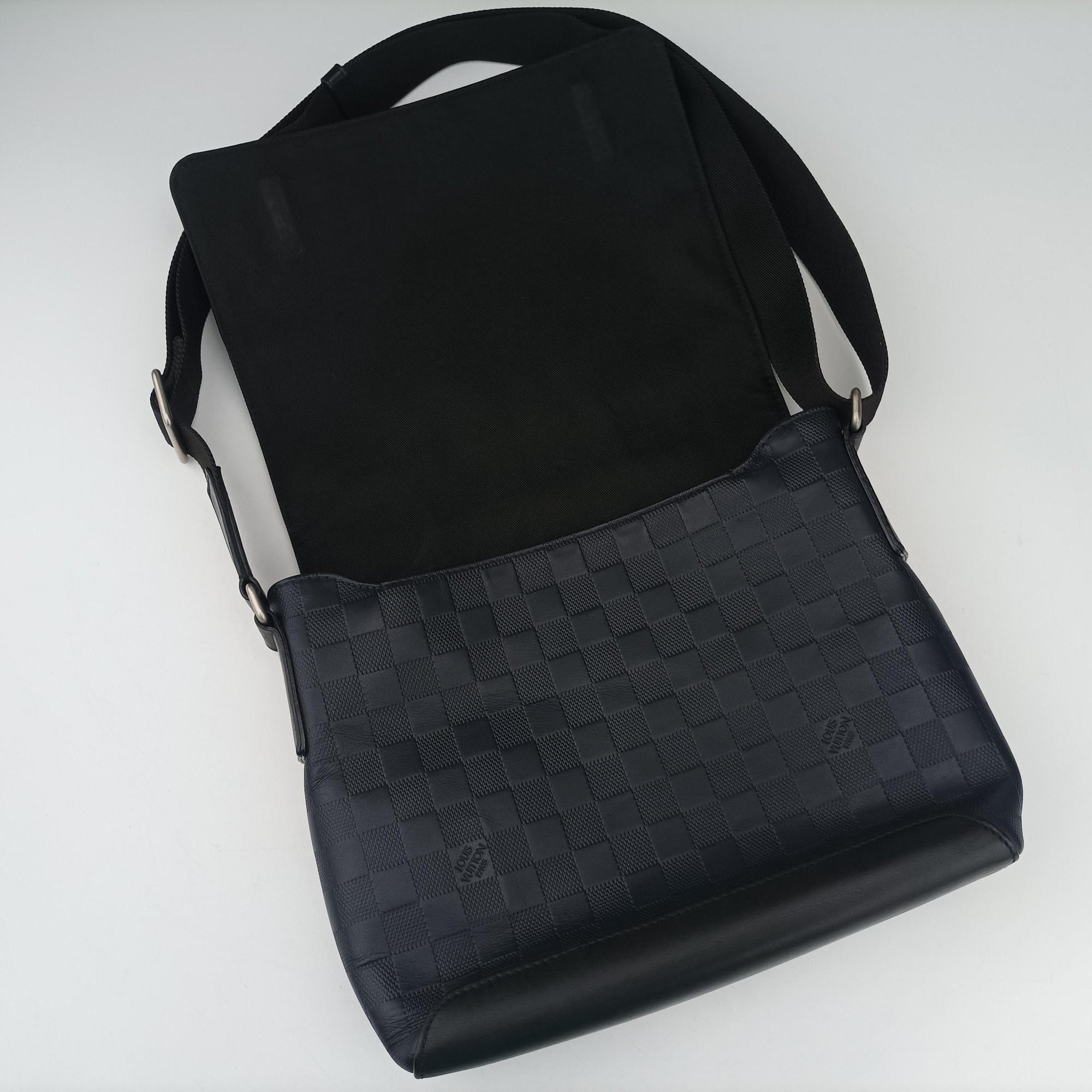 District PM Noir Damier Infini Leather N41033 CA2137ディストリクト PM ノワール ダミエアンフィニレザー N41033 CA2137