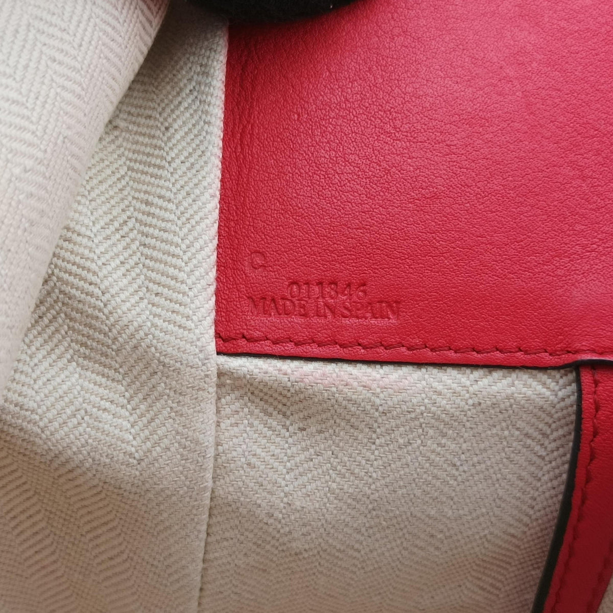 Pre-owned Loewe Hammock Red Leather  shoulderbag | stylenewstar