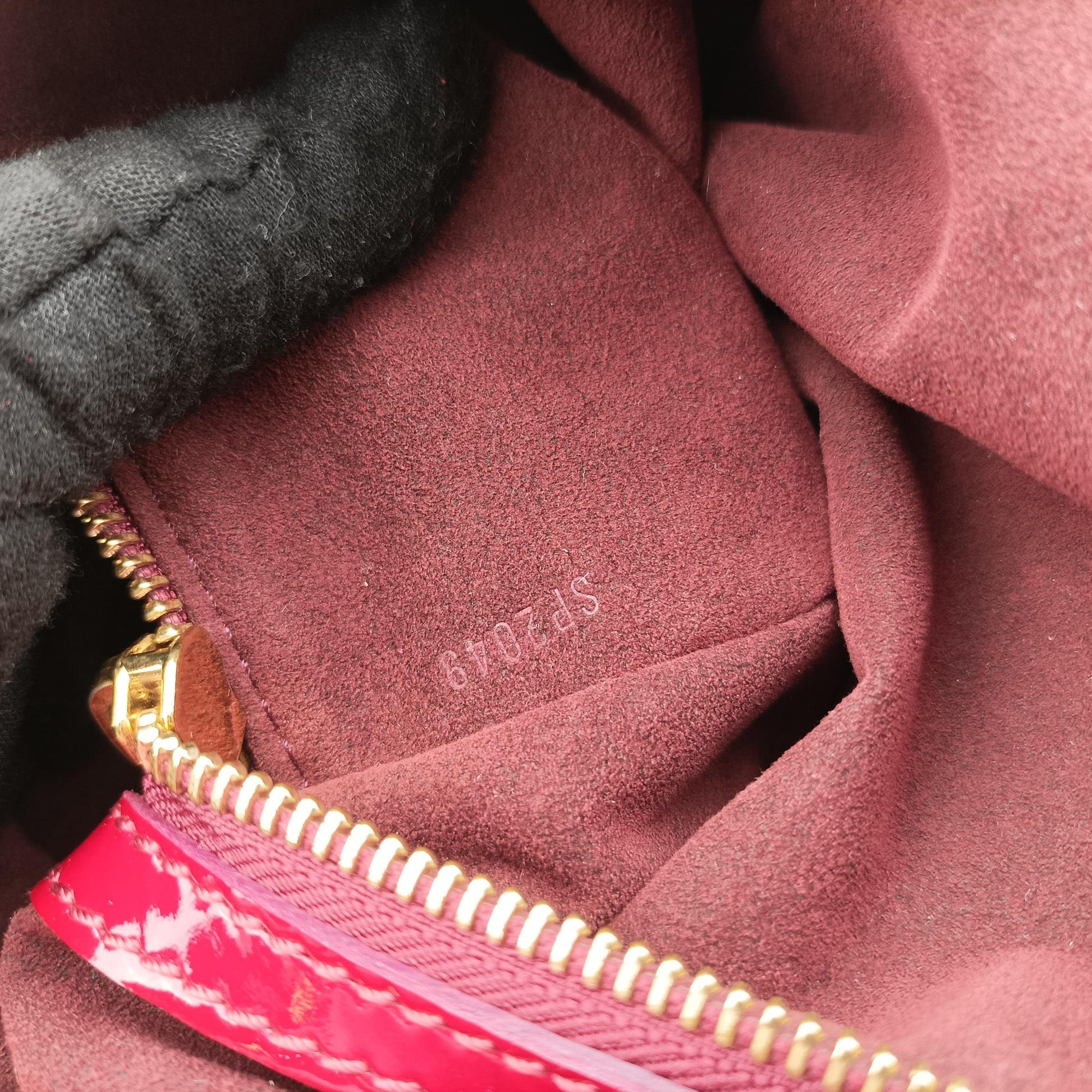 Surya L Cerise Vernis M95880 SP2049スーリヤ L スリーズ ヴェルニ M95880 SP2049